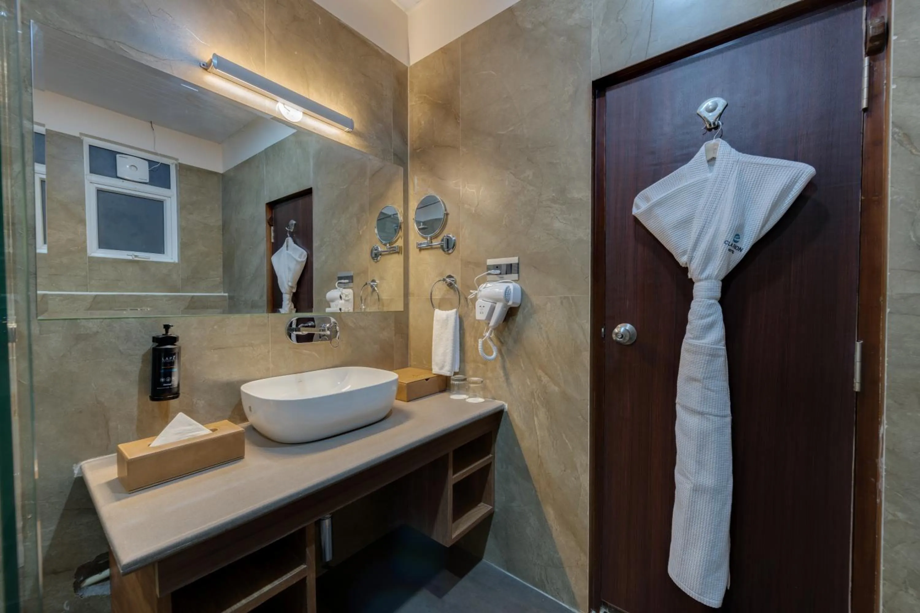 Shower in Clarion Hotel De Renees Gangtok