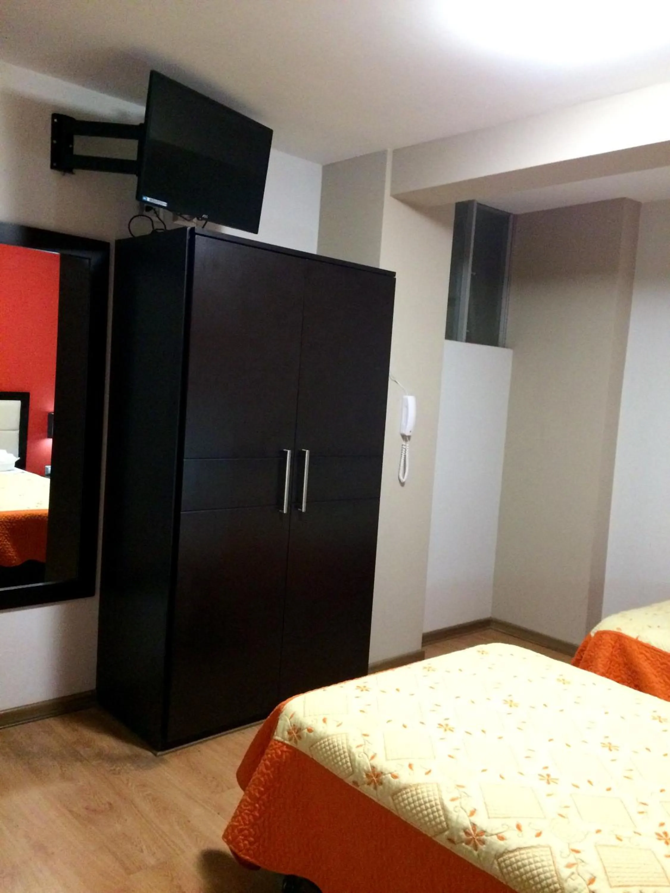 TV and multimedia, Bed in Plaza Sur Hotel & Suites