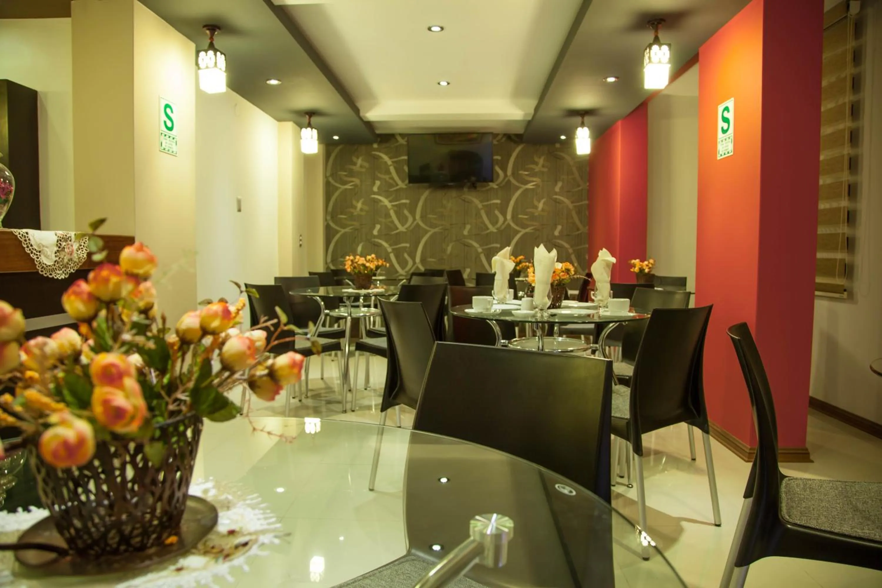 Communal lounge/ TV room in Plaza Sur Hotel & Suites