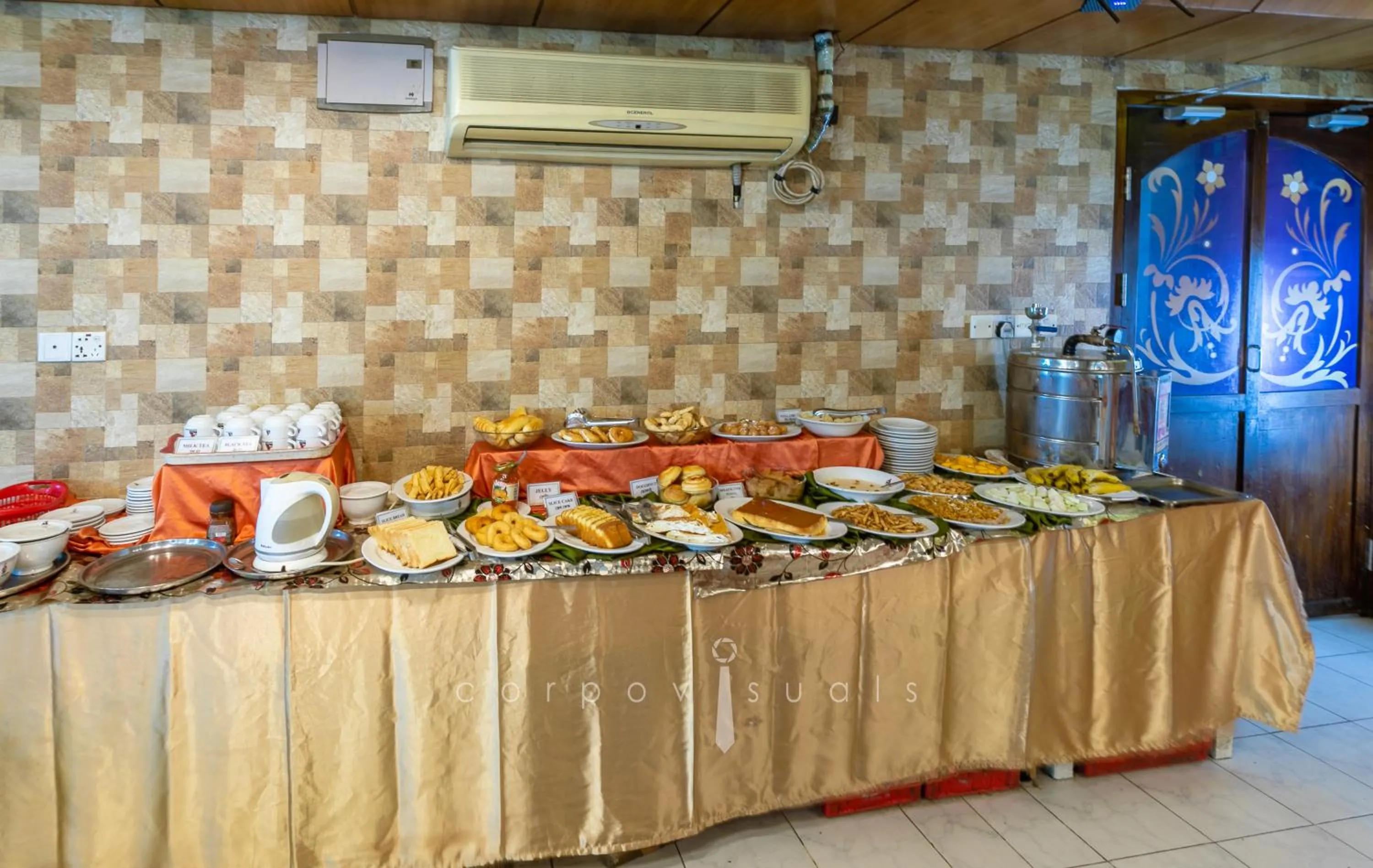 Restaurant/places to eat in SEL Nibash Hotel & Serviced Apartments