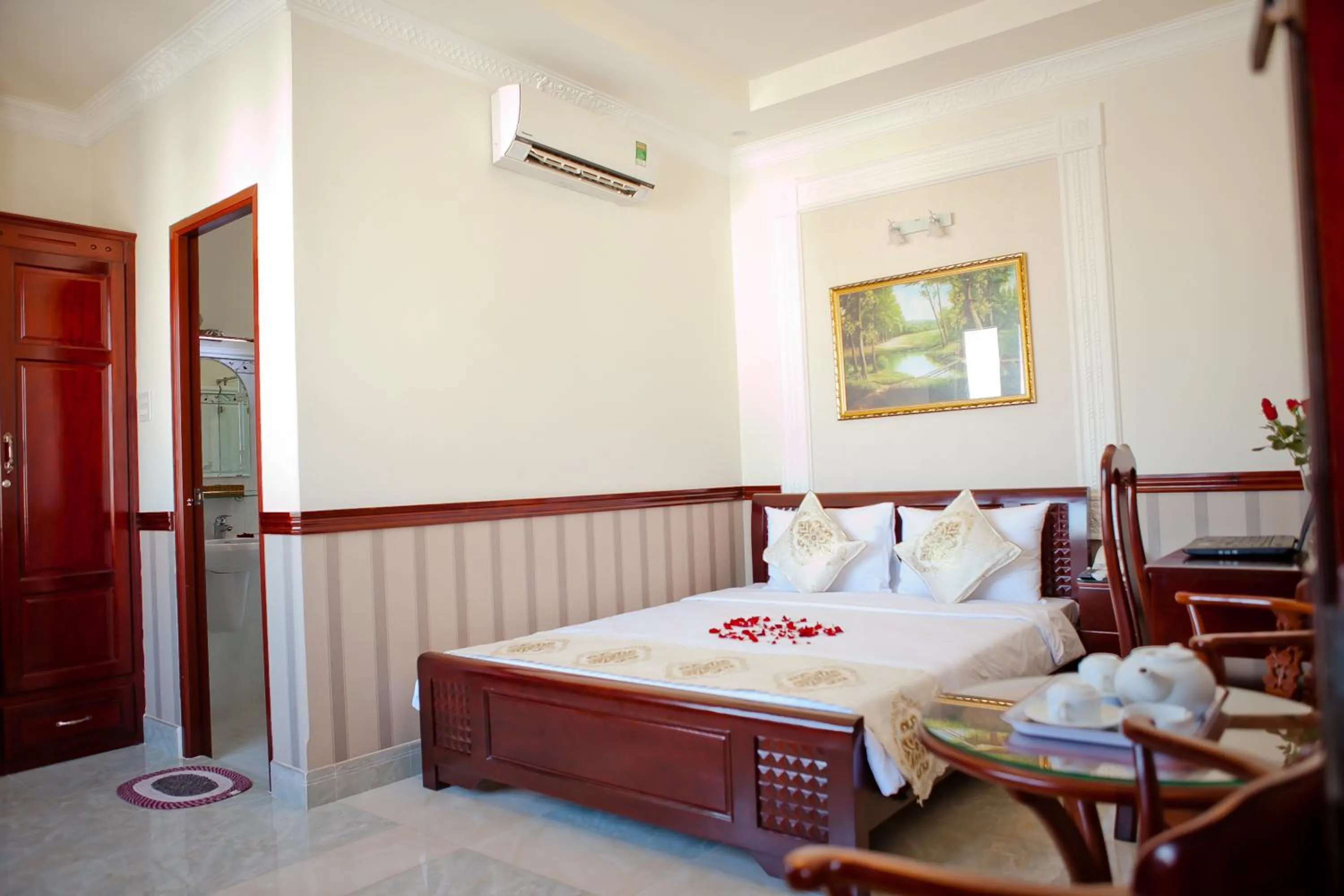 Photo of the whole room, Bed in Ngoc Lam Can Tho Hotel