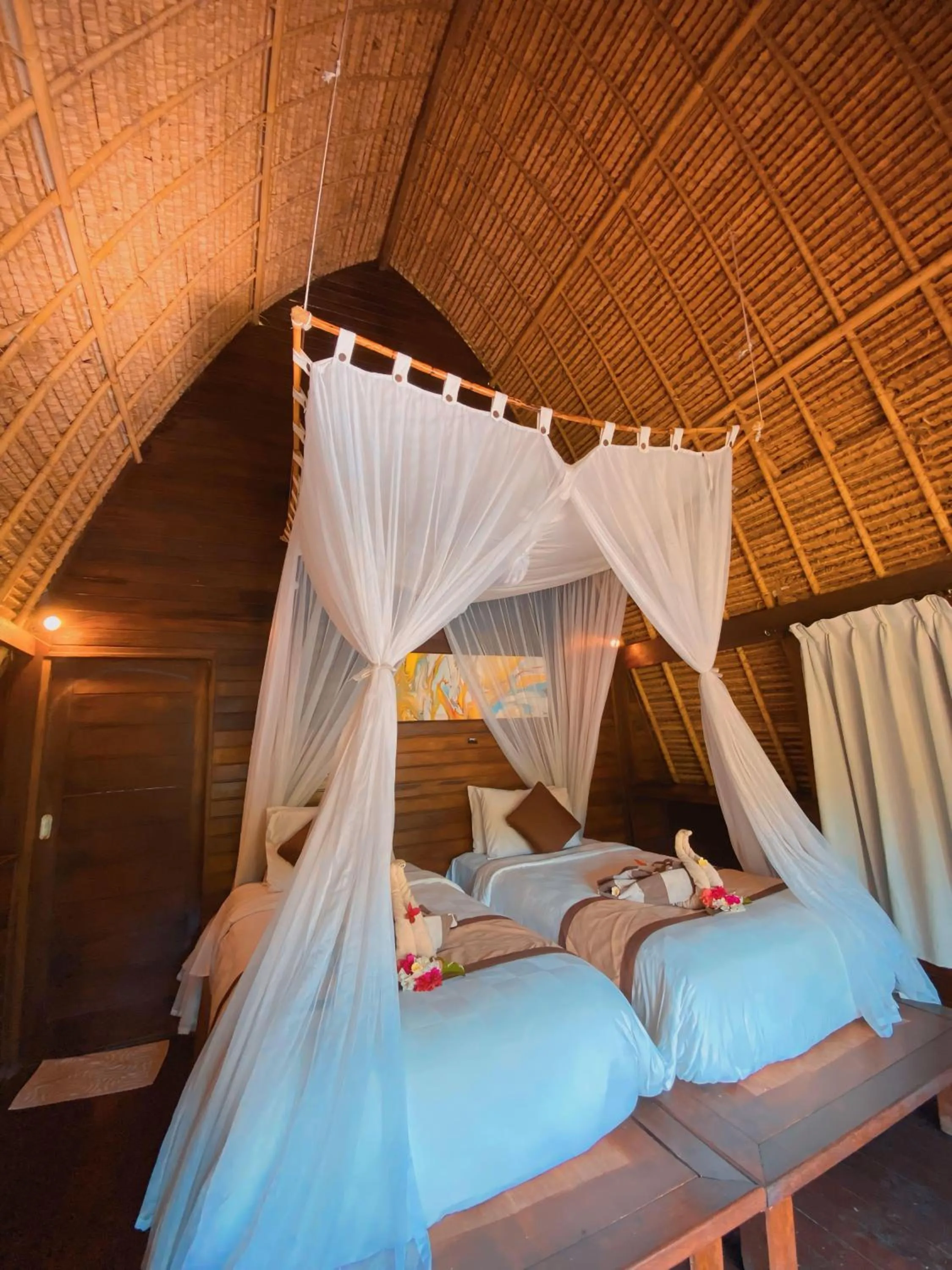 Bed in Harta Lembongan Villas