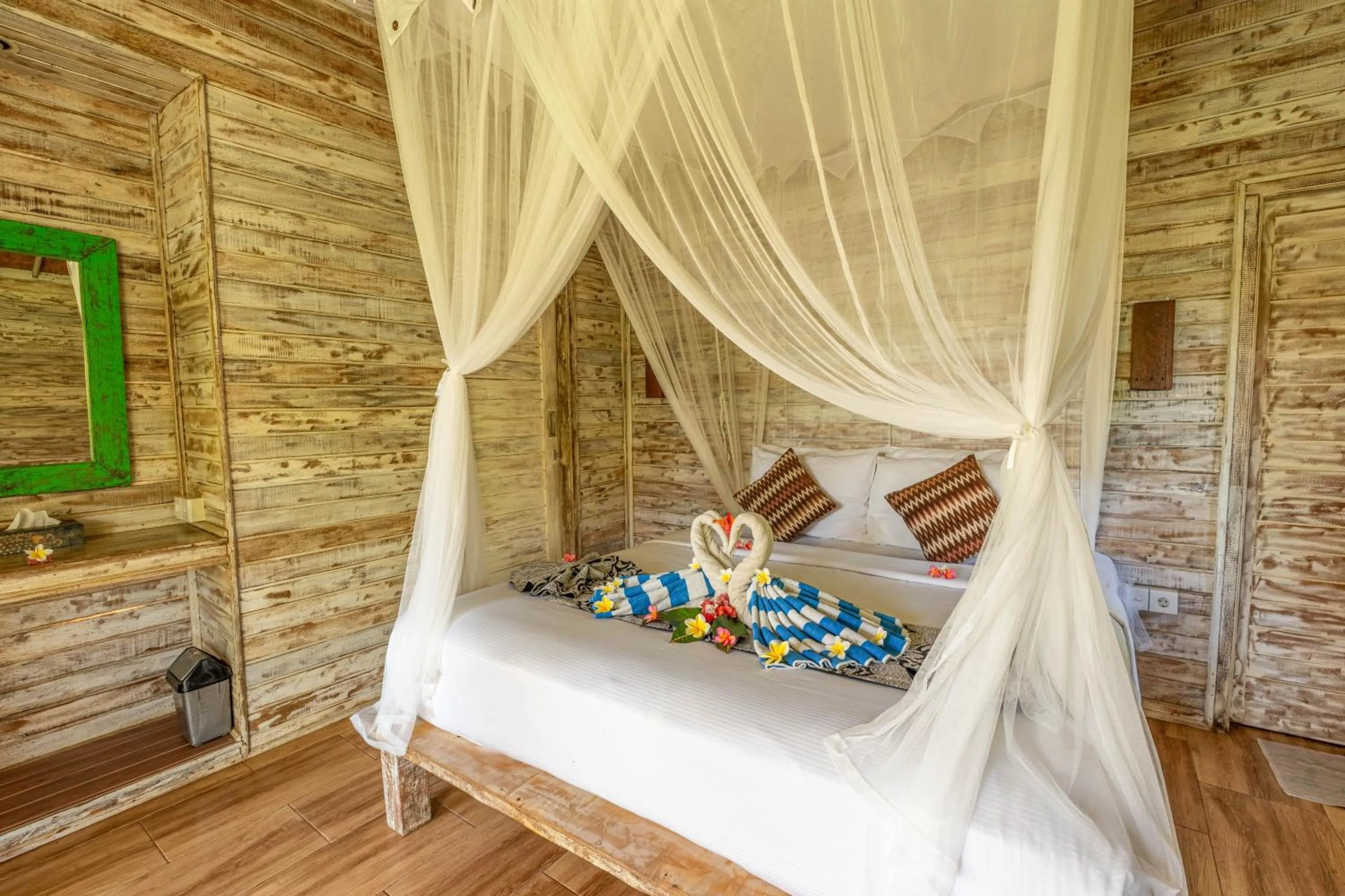 Bed in Harta Lembongan Villas