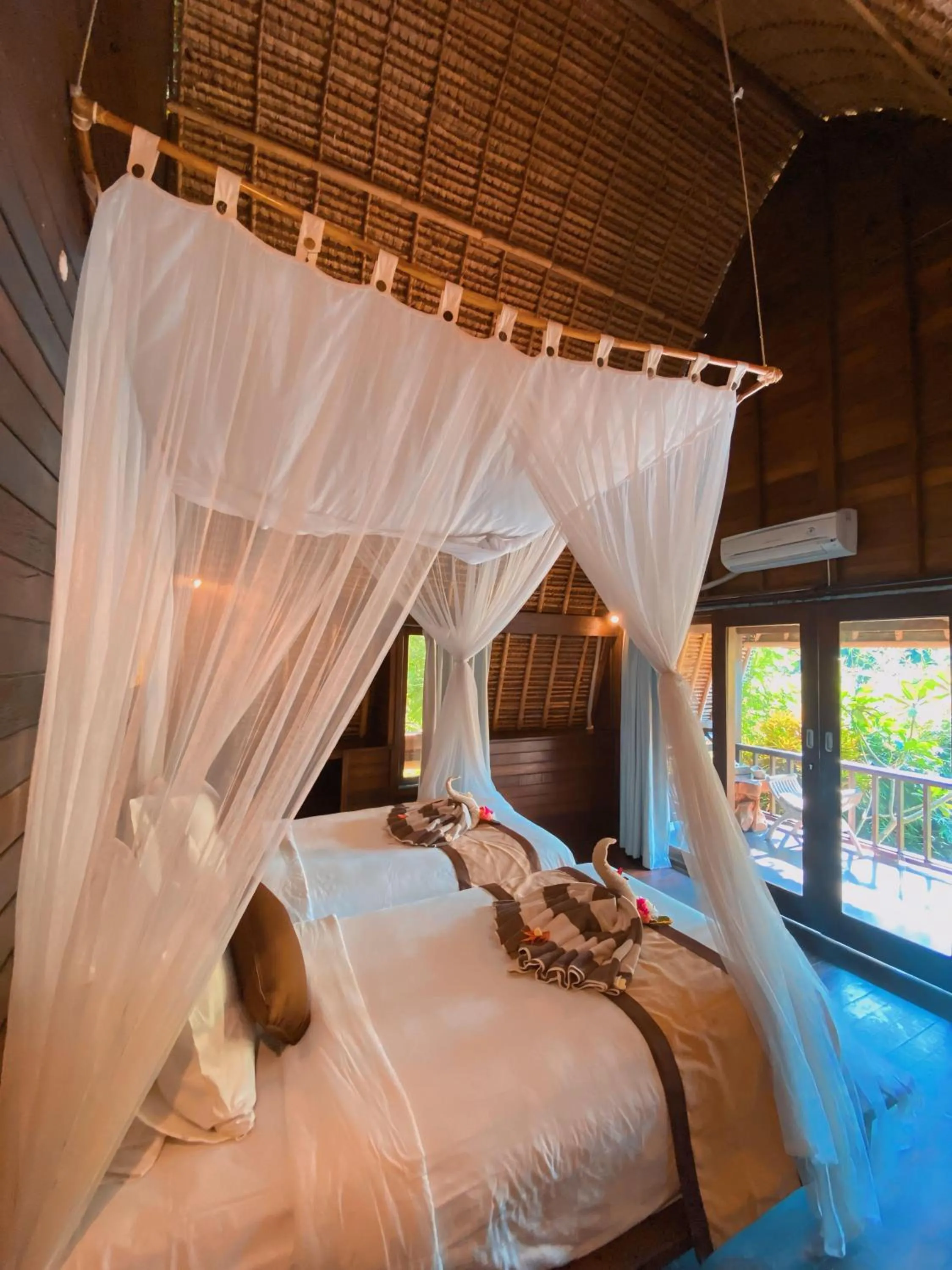 Bed in Harta Lembongan Villas
