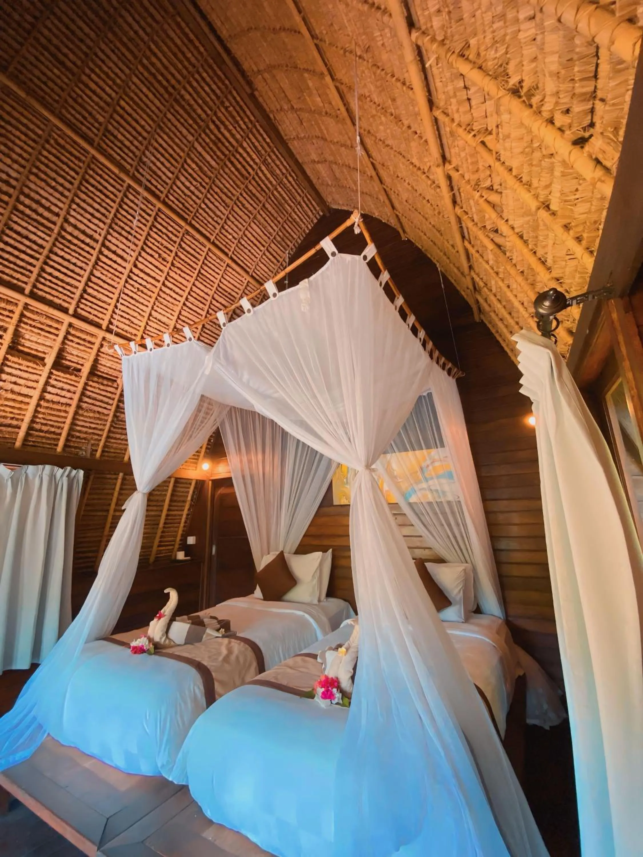 Bed in Harta Lembongan Villas