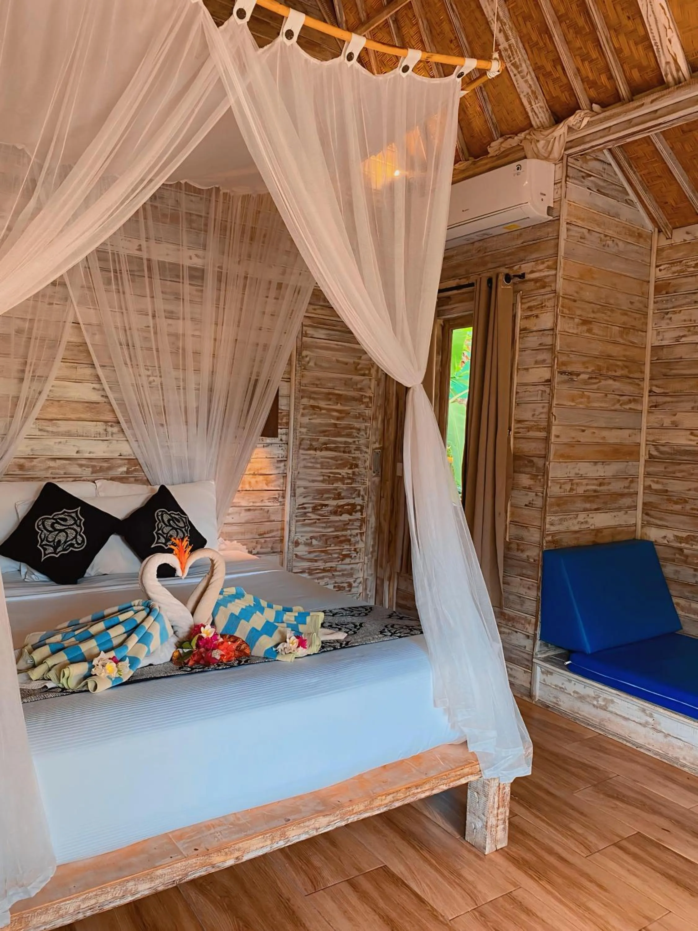 Bed in Harta Lembongan Villas