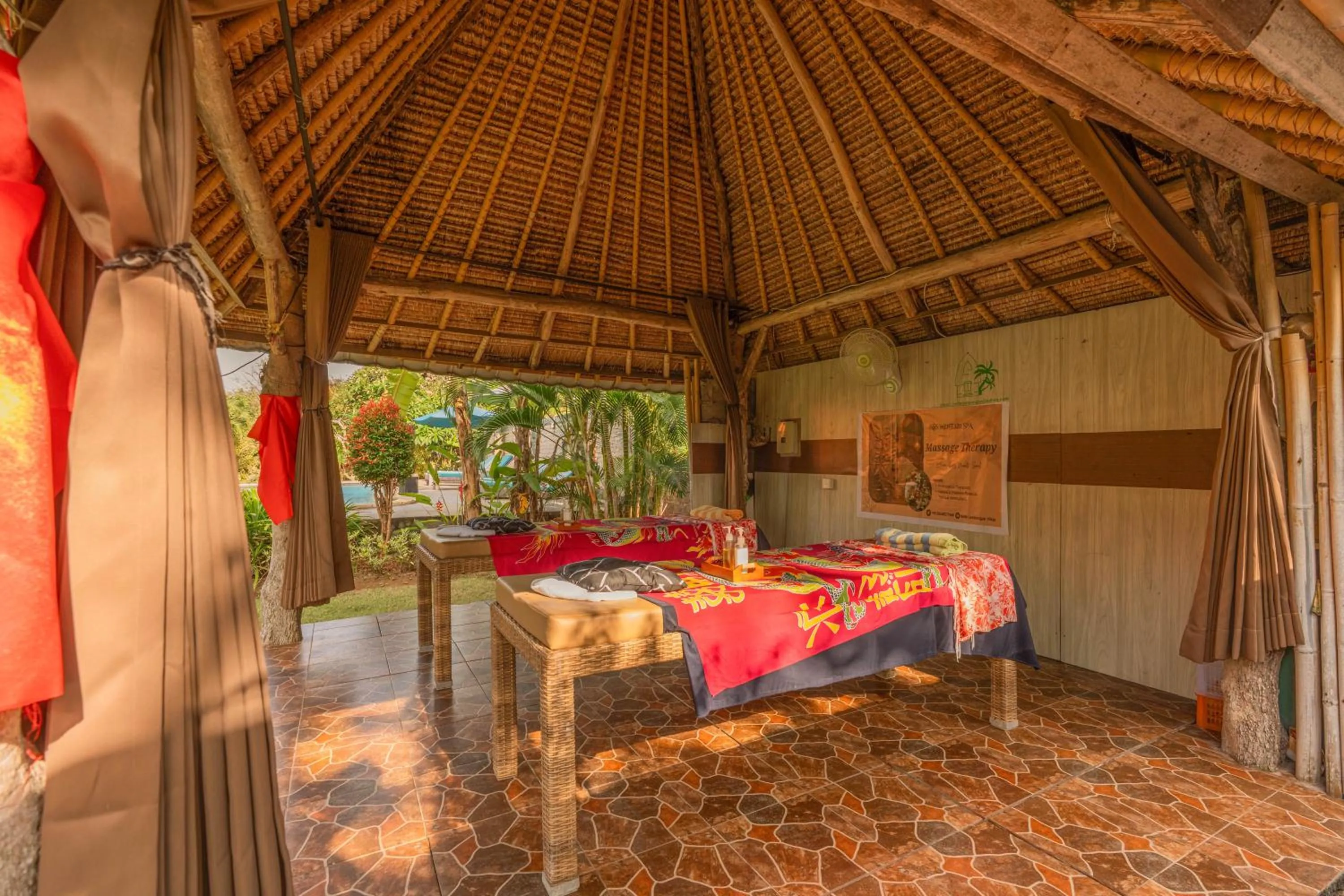 Bed in Harta Lembongan Villas