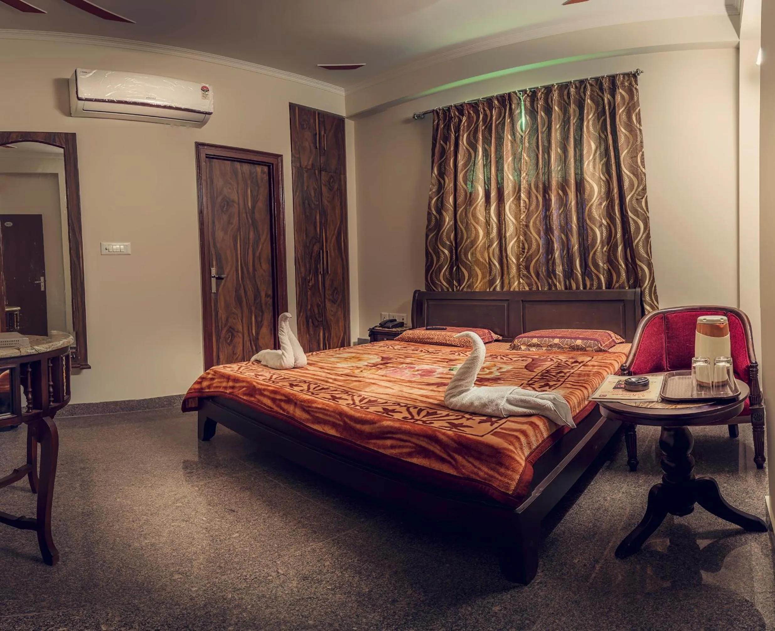 Photo of the whole room, Bed in Kalyan Heritage