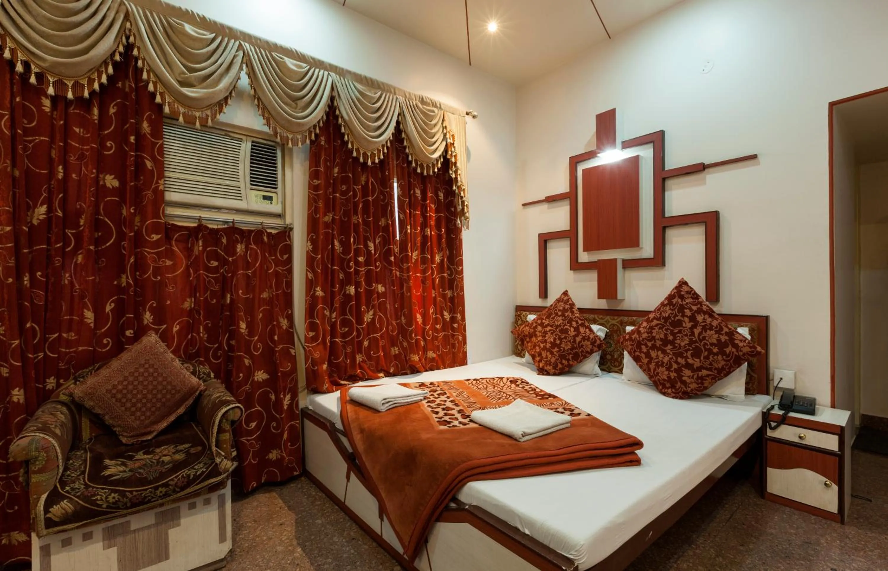 Photo of the whole room, Bed in Kalyan Heritage