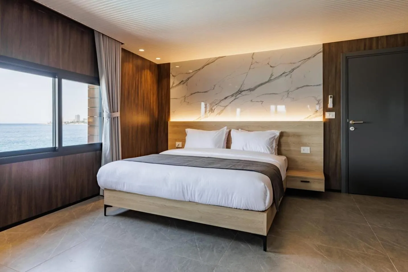 Deluxe Suite with Sea View in Middle Beach Hotel
