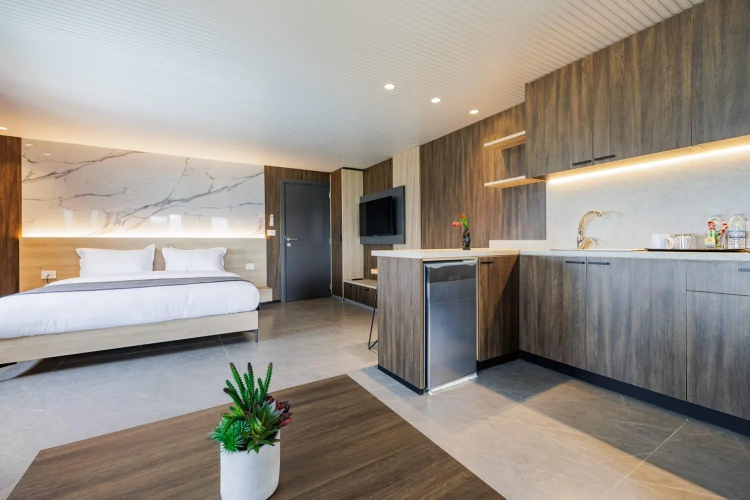 Deluxe Suite with Sea View in Middle Beach Hotel