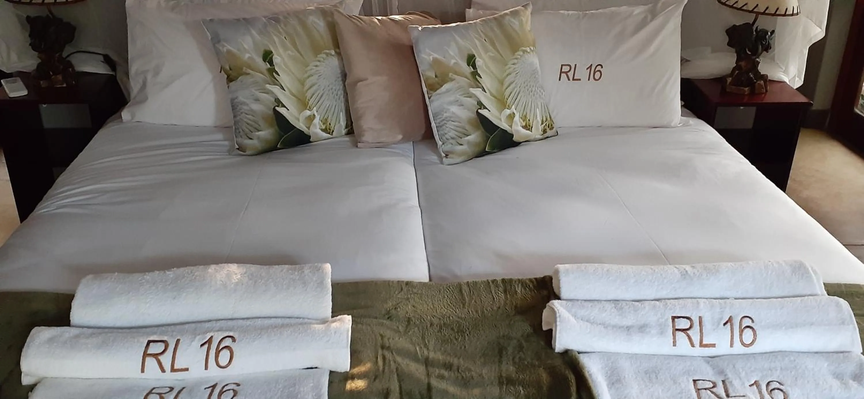 Property building, Bed in Hoedspruit Raptors Lodge N16