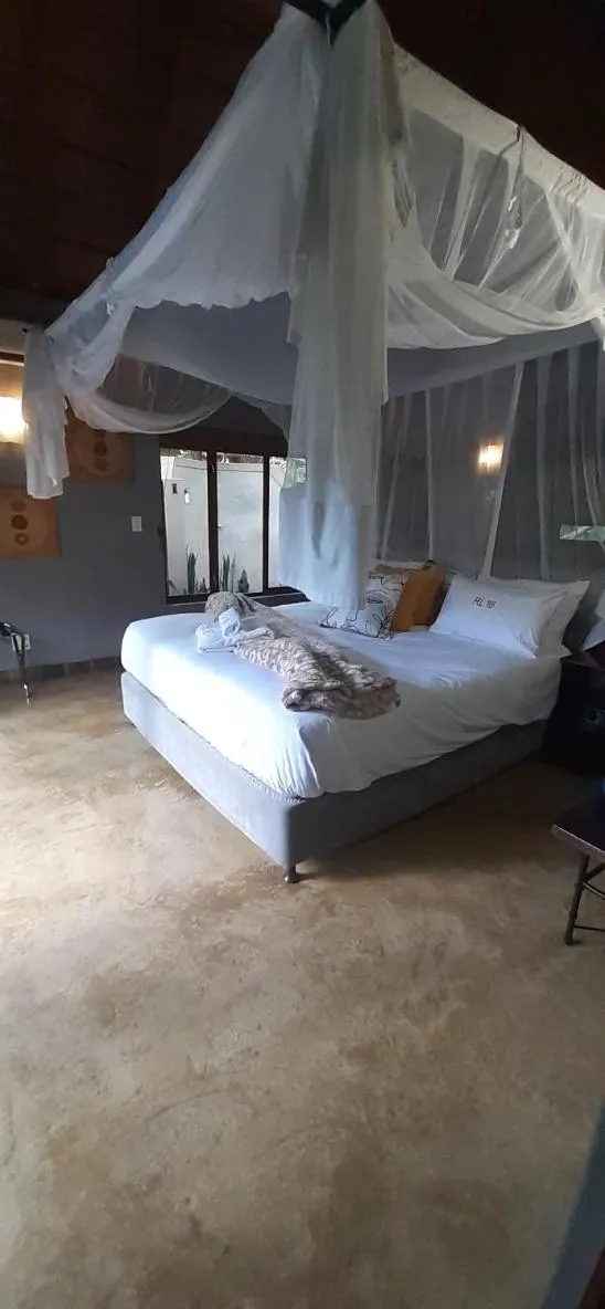 Property building, Bed in Hoedspruit Raptors Lodge N16