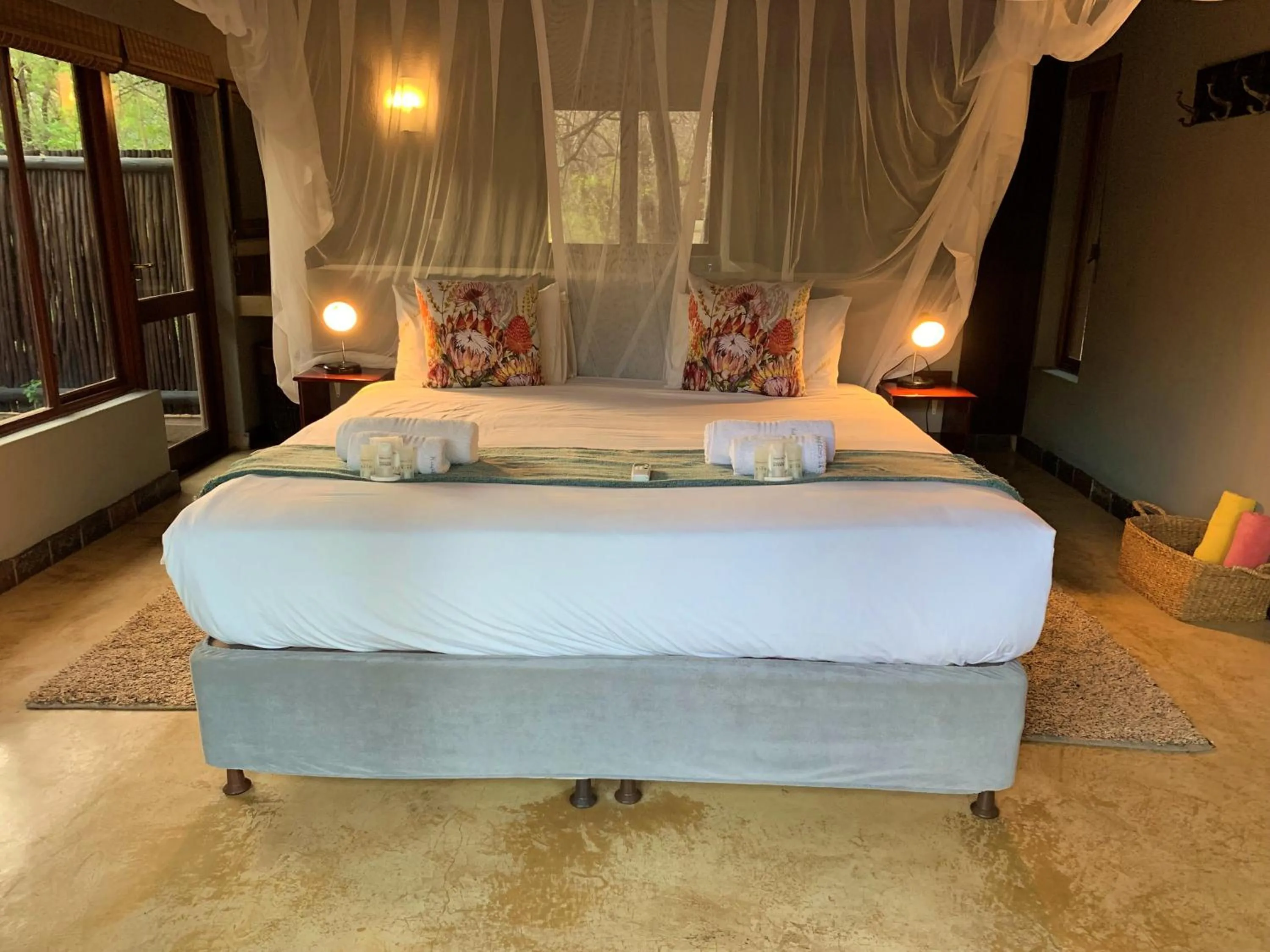Bedroom, Bed in Hoedspruit Raptors Lodge N16