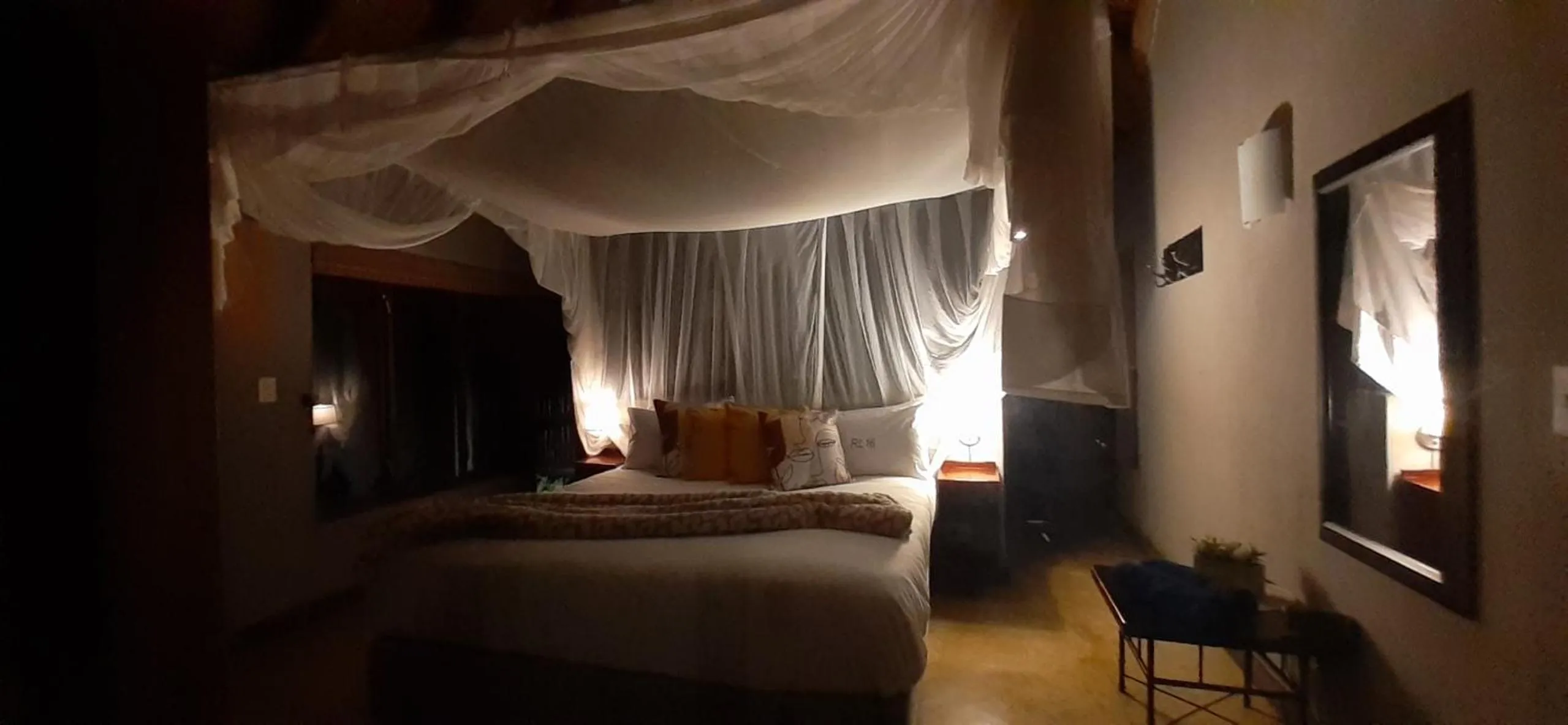 Property building, Bed in Hoedspruit Raptors Lodge N16