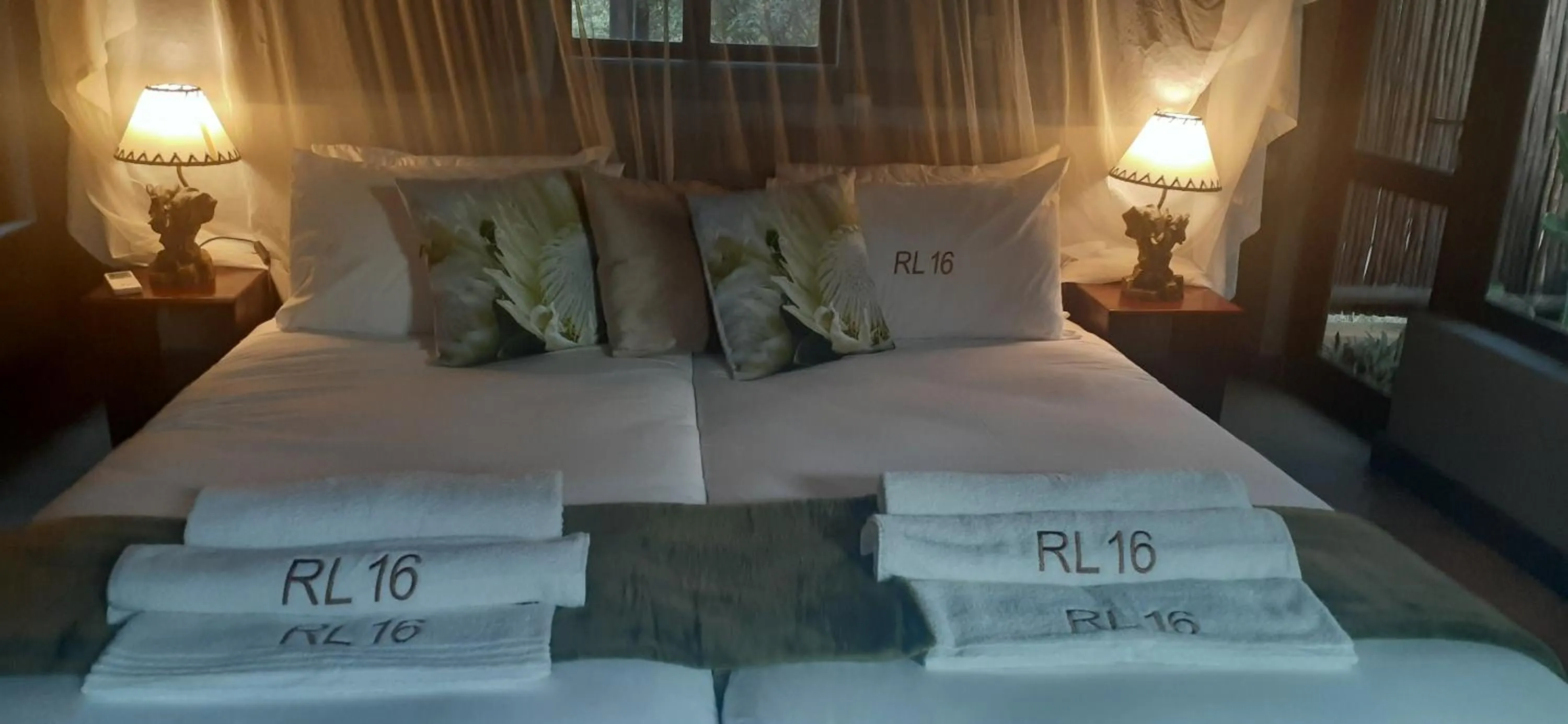 Property building, Bed in Hoedspruit Raptors Lodge N16