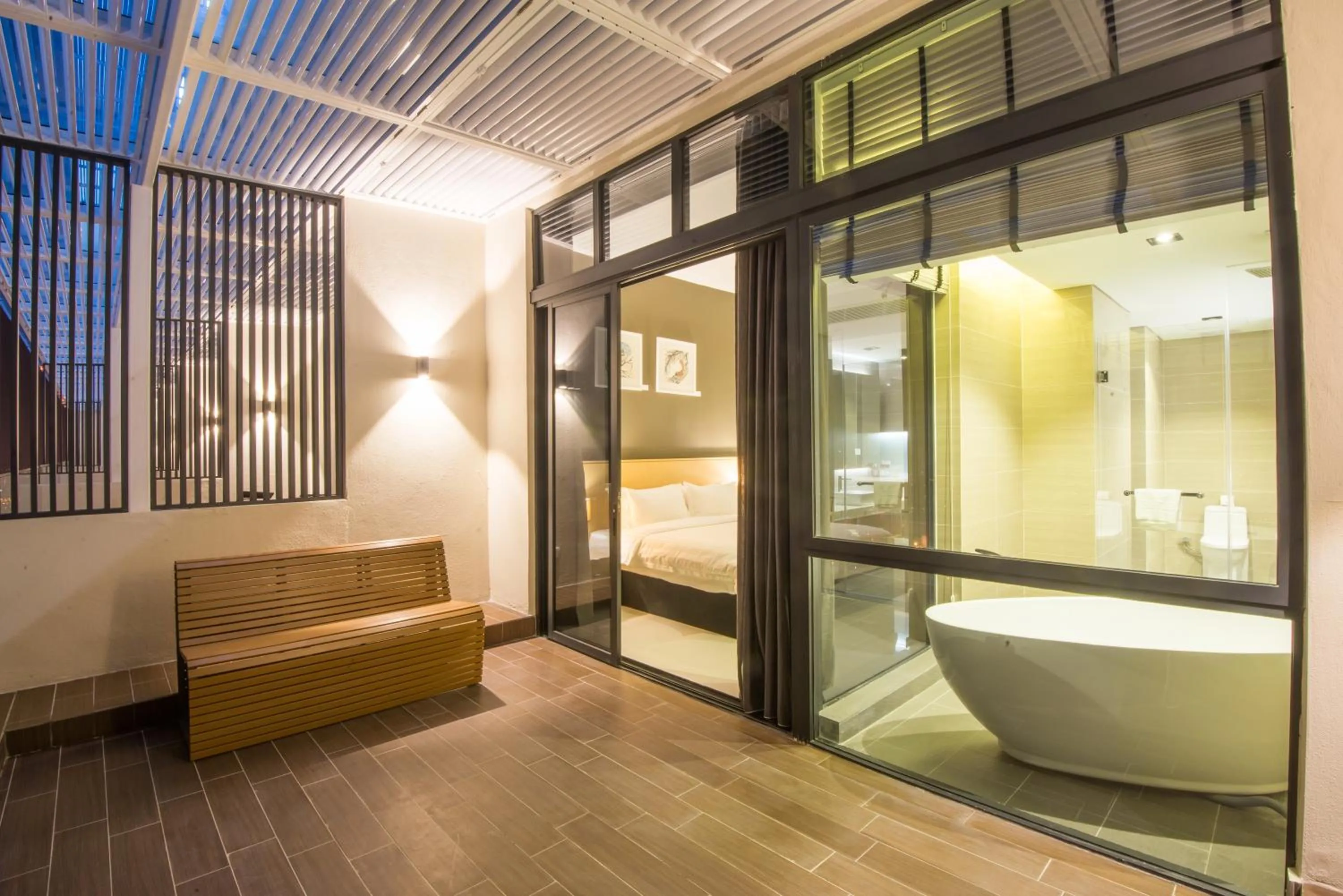 Shower, Bed in The Pines Melaka