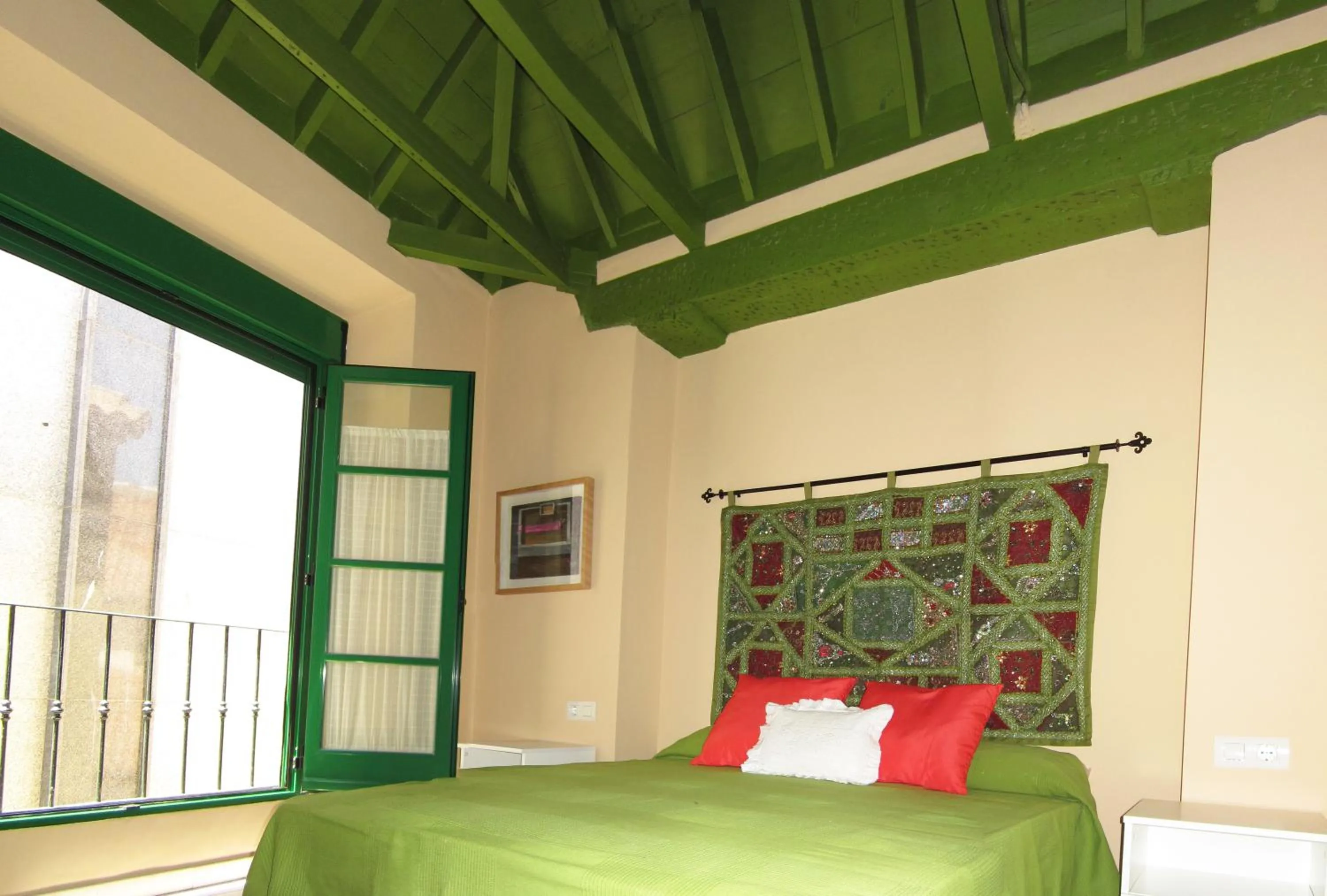 Photo of the whole room, Bed in Livemalaga San Juan