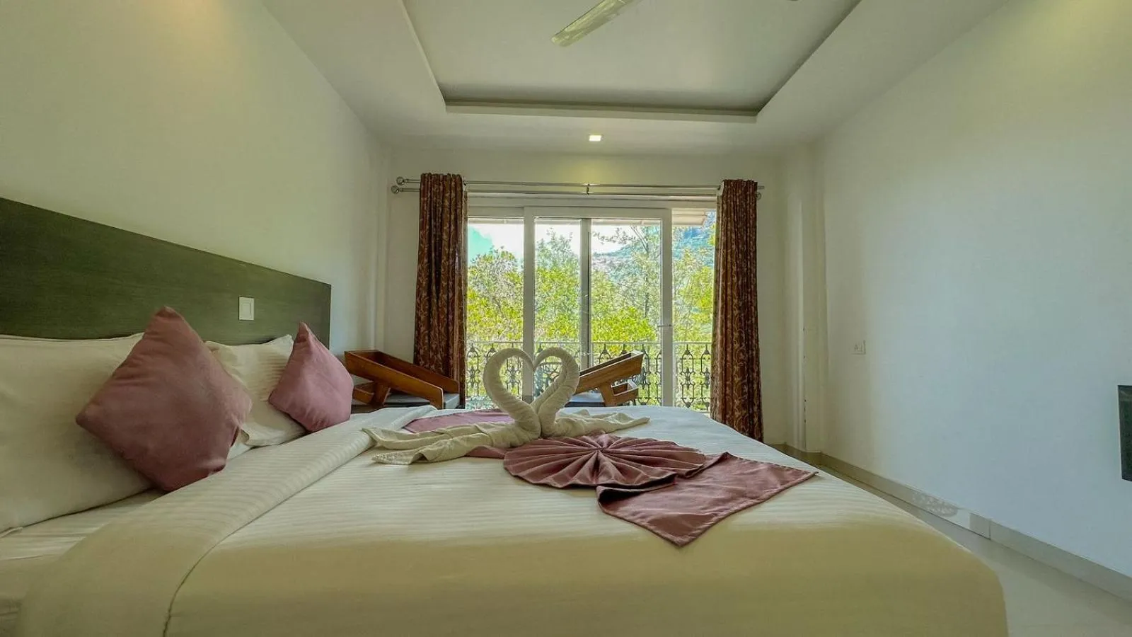 Bedroom, Bed in The Heights Munnar