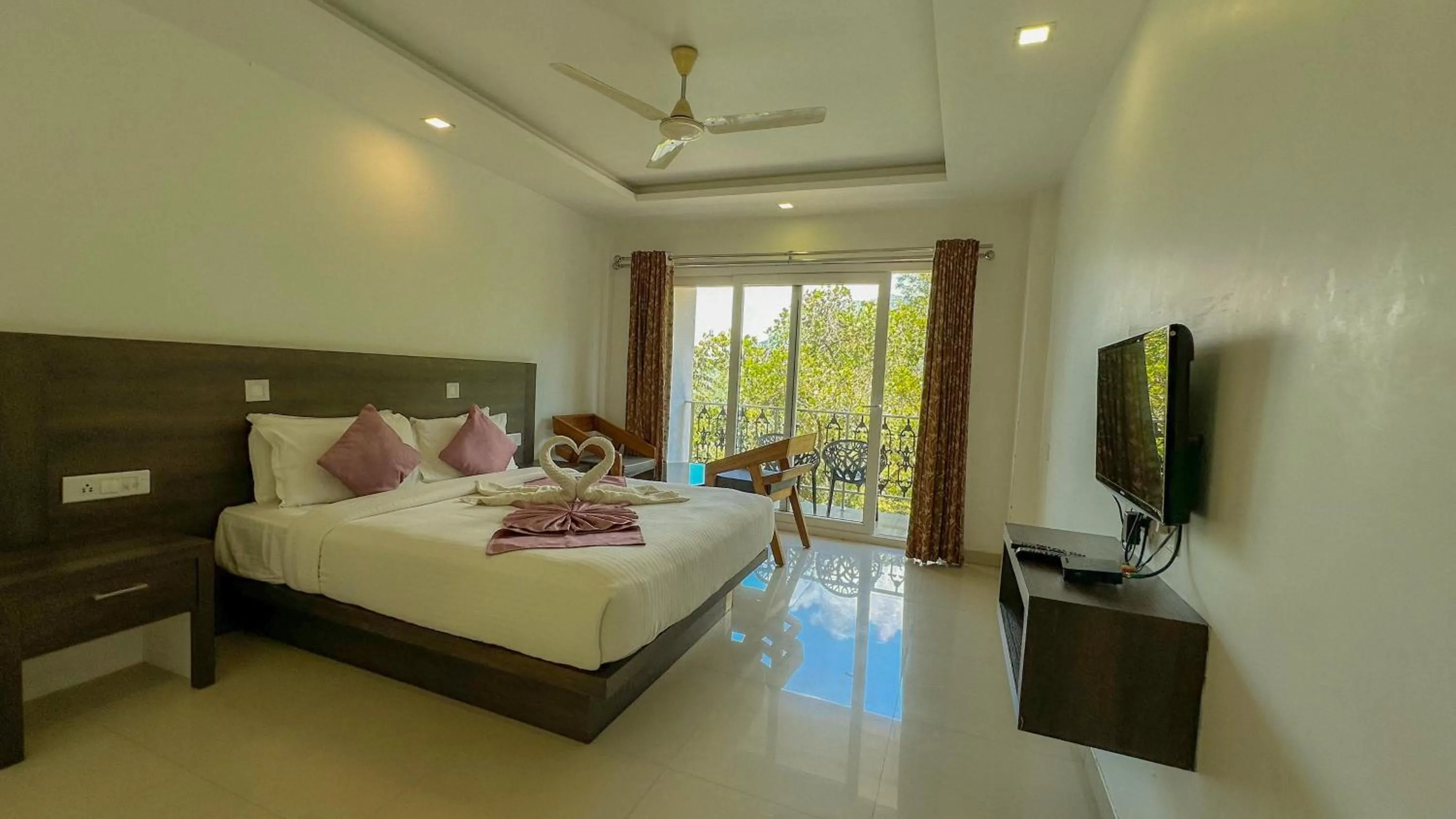 Communal lounge/ TV room, Bed in The Heights Munnar