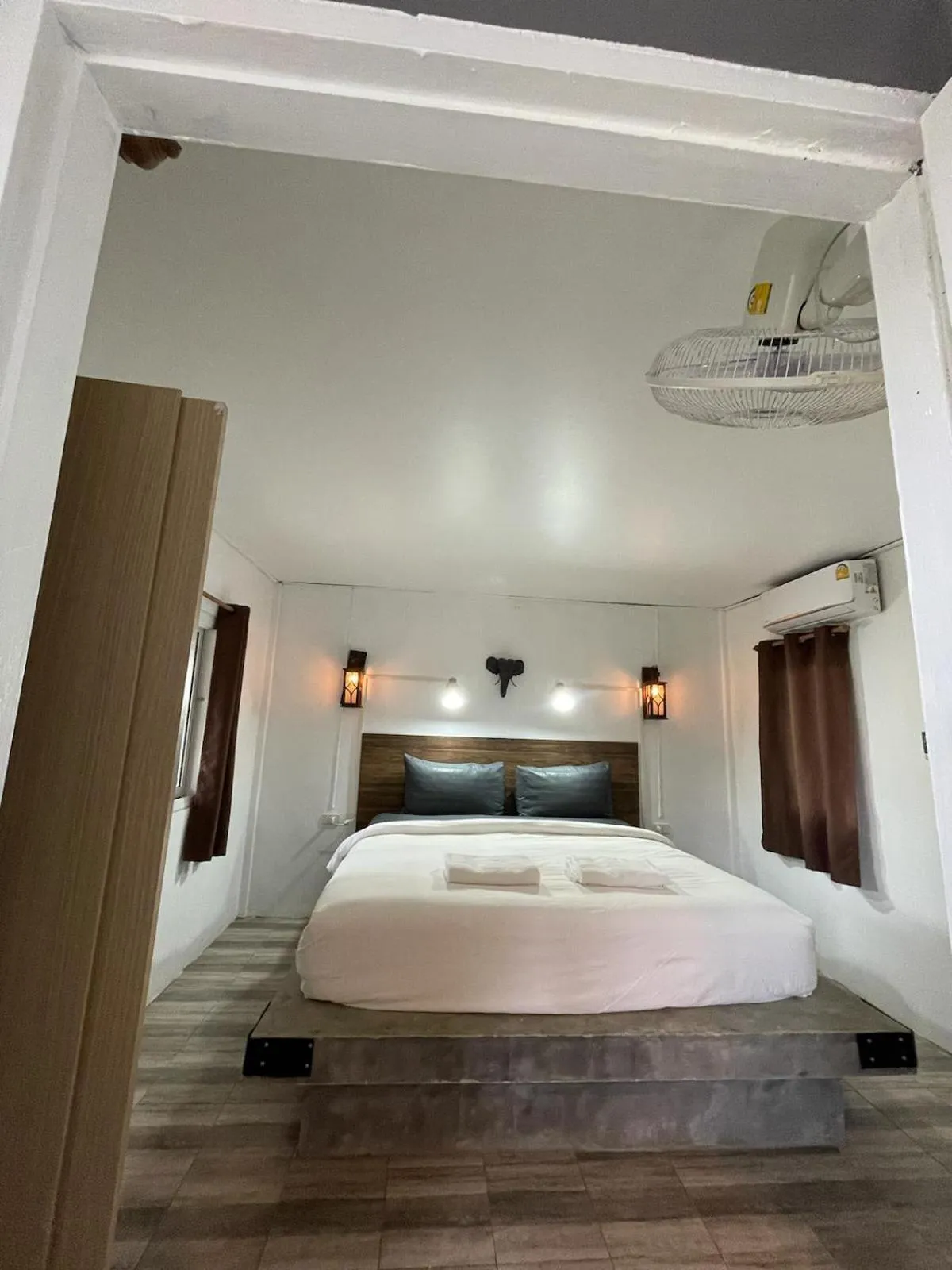 Bed in New Harrys Sunset Resort - Klong Nin Beach