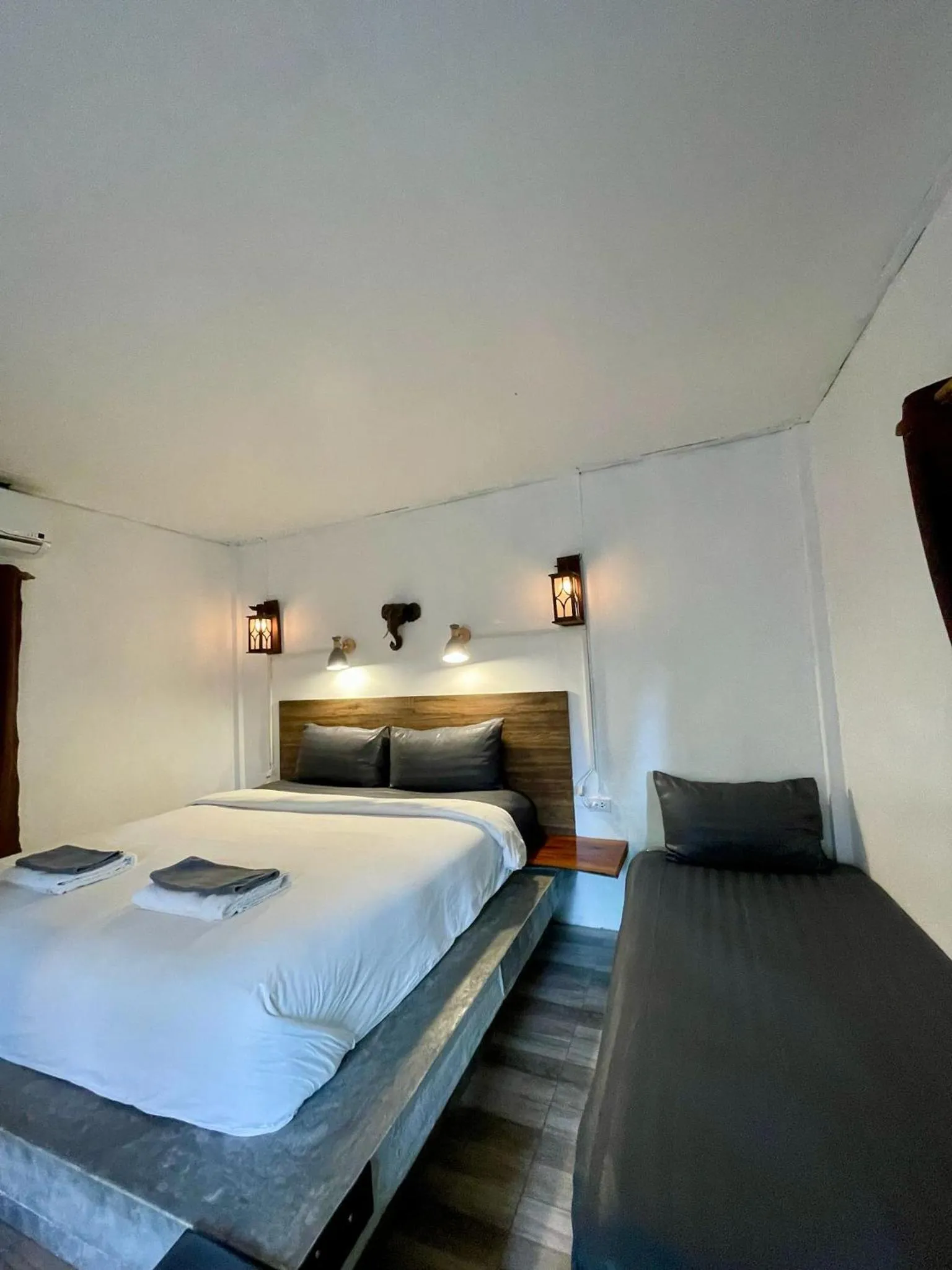 Bed in New Harrys Sunset Resort - Klong Nin Beach