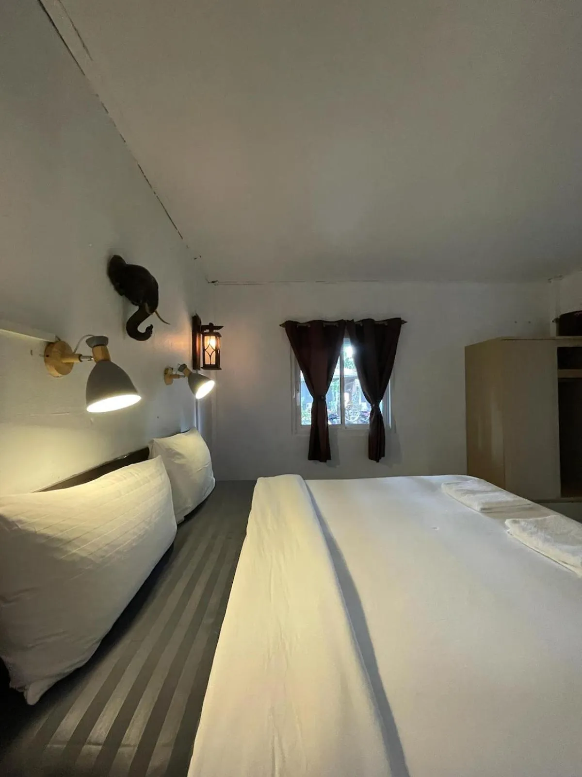 Bed in New Harrys Sunset Resort - Klong Nin Beach