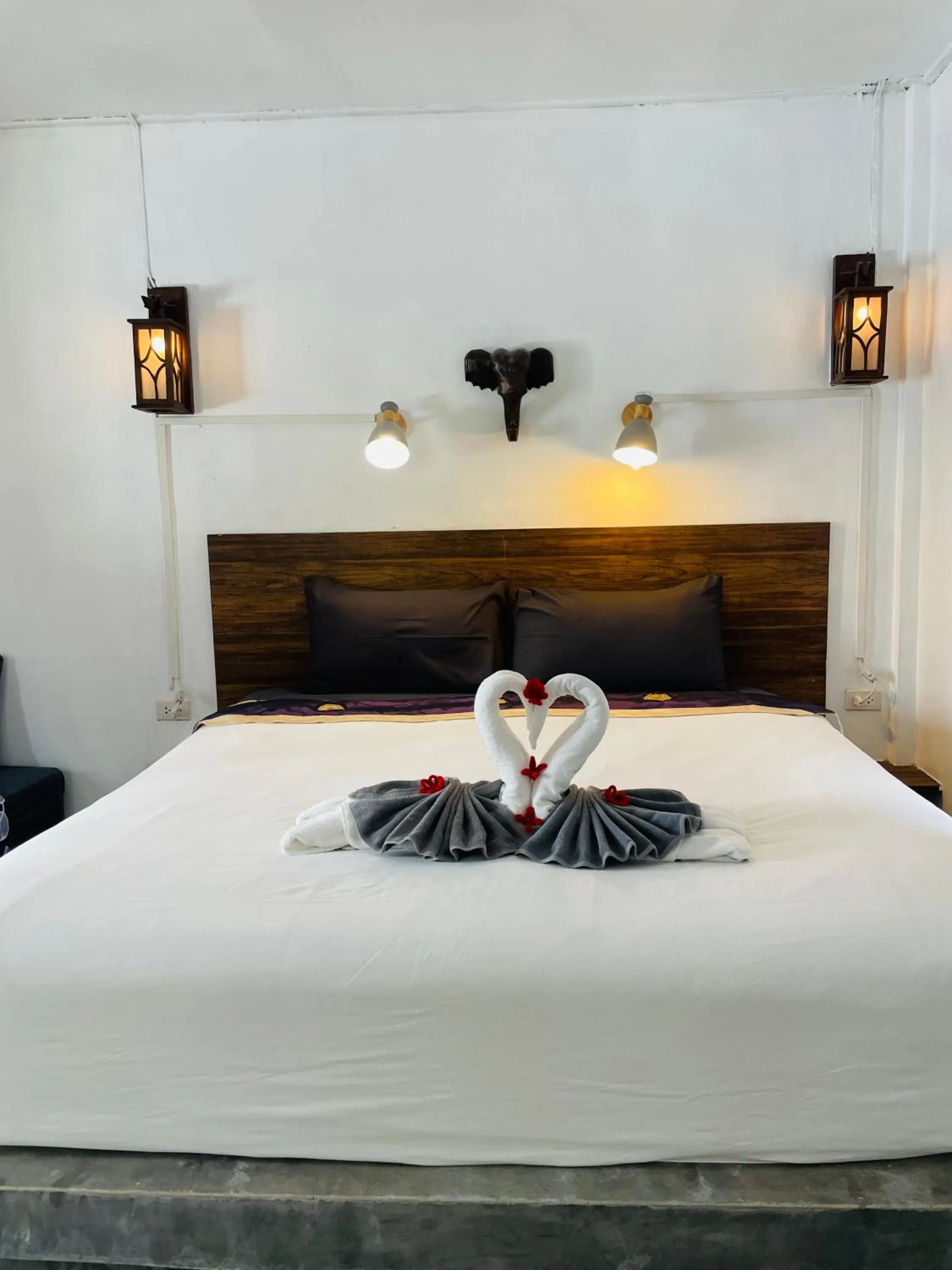 Bed in New Harrys Sunset Resort - Klong Nin Beach