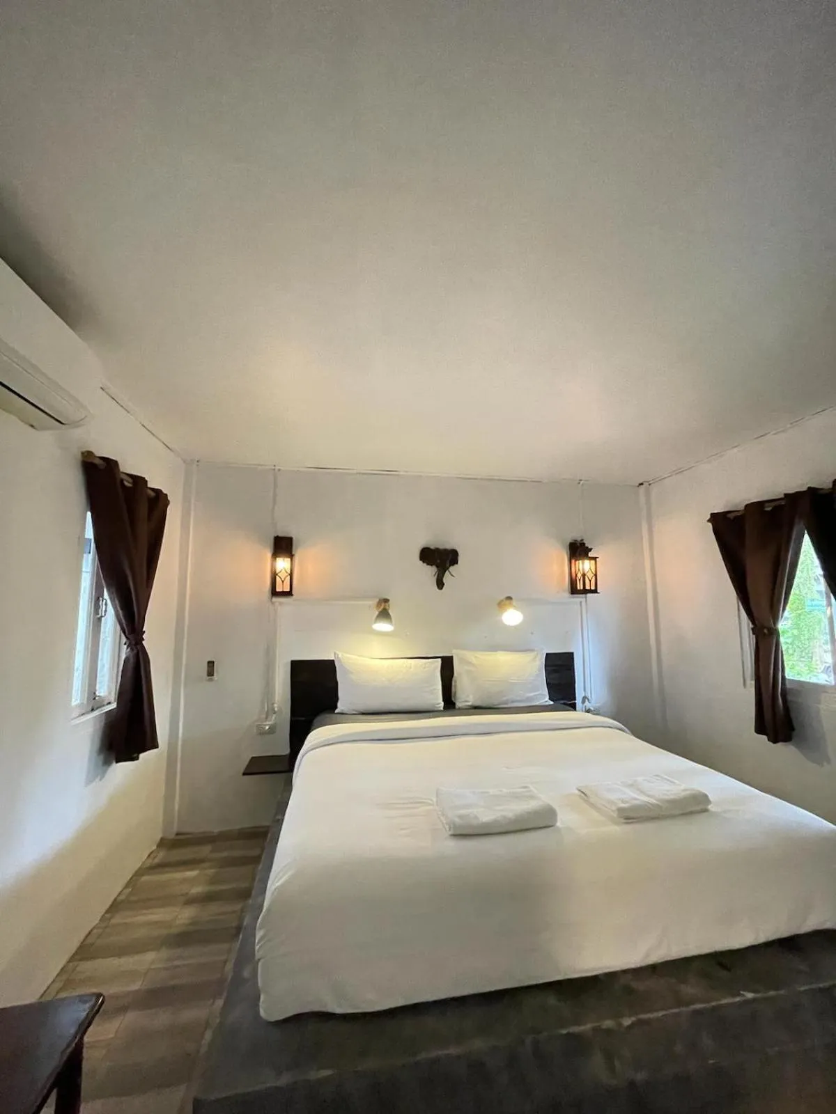 Bed in New Harrys Sunset Resort - Klong Nin Beach