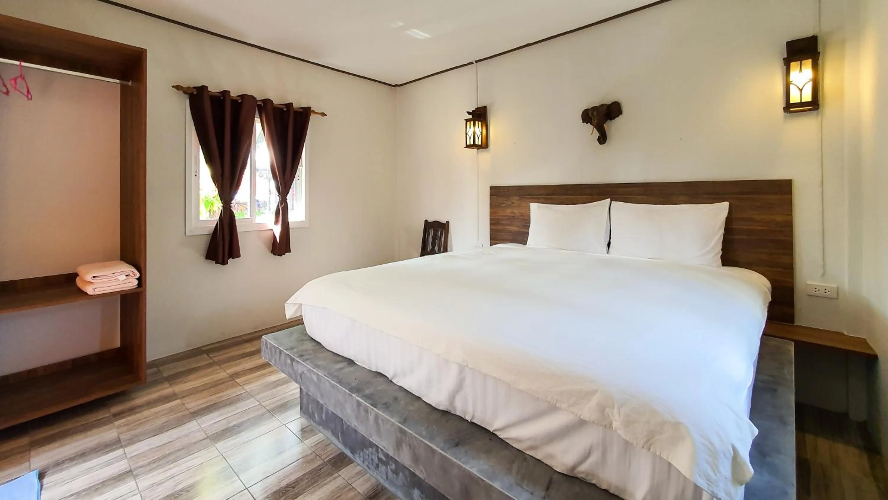 Bed in New Harrys Sunset Resort - Klong Nin Beach