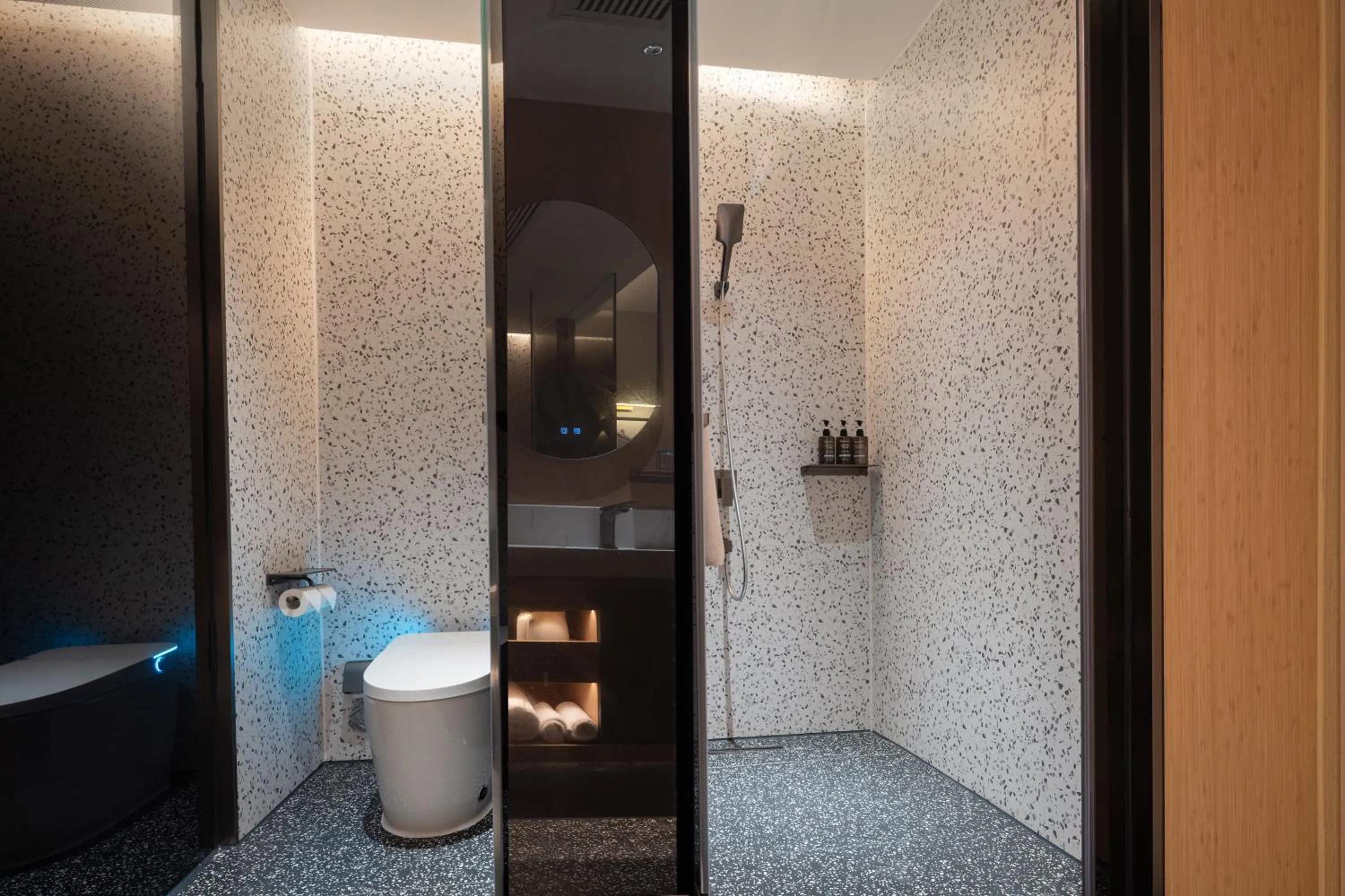 Shower in Kaino Natural Aesthetics Design Hotel Guangzhou Yuexiu Beijing Road International Trade Center Flagship Store