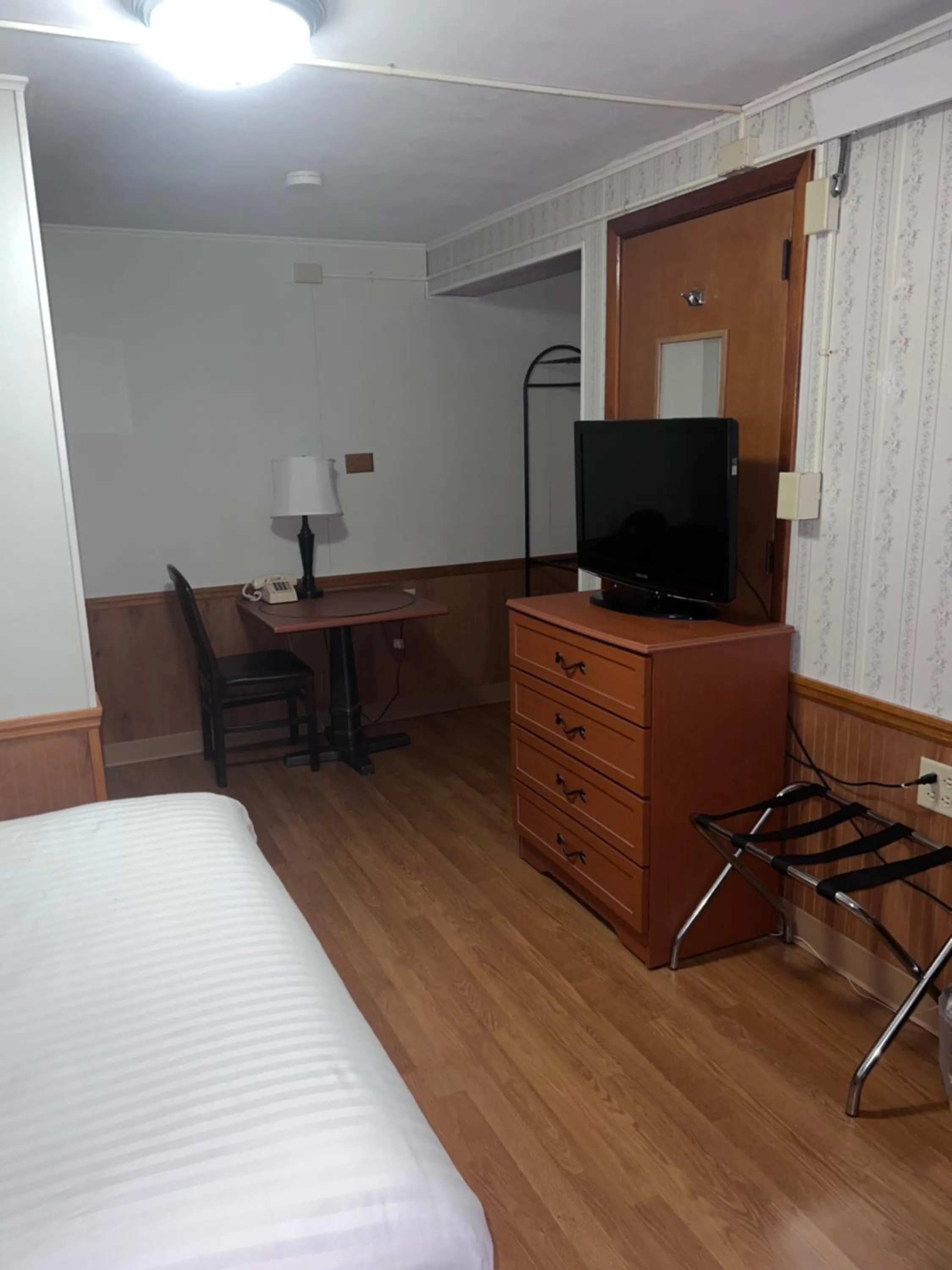 Single Room - single occupancy in Hampton Motel