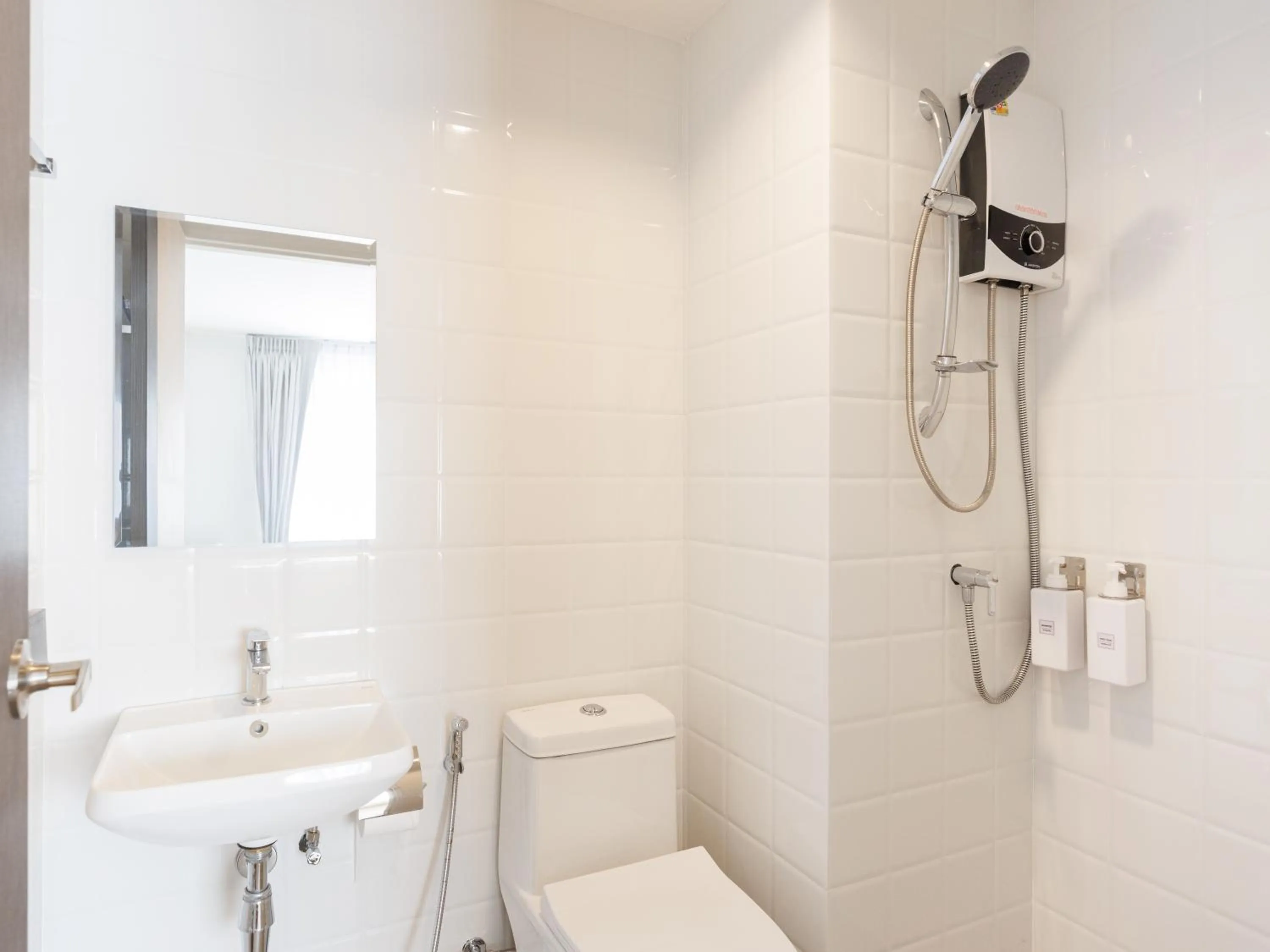 Shower in Takka Hotel - Bearing