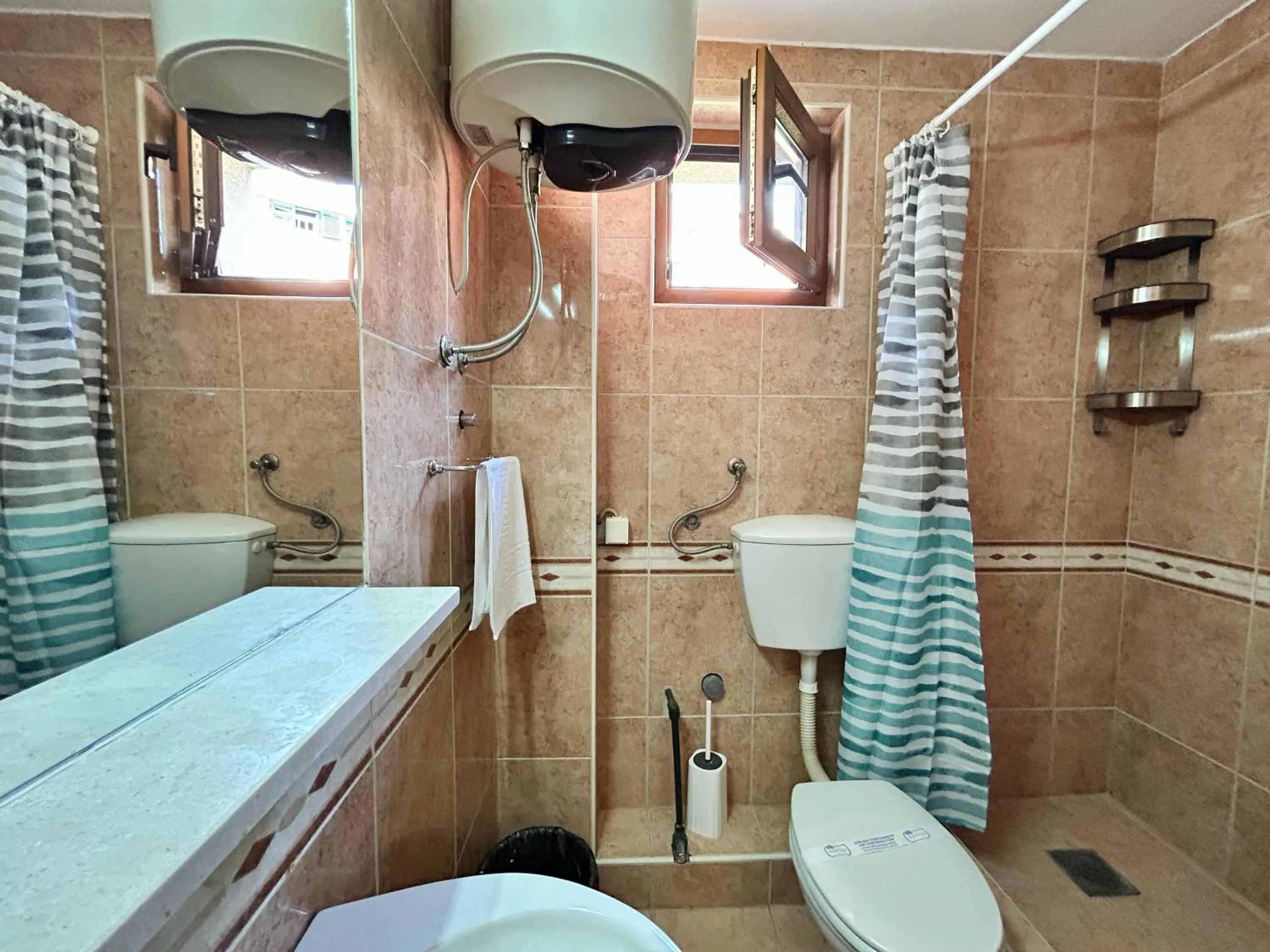 Shower in Central Hotel & Restaurant