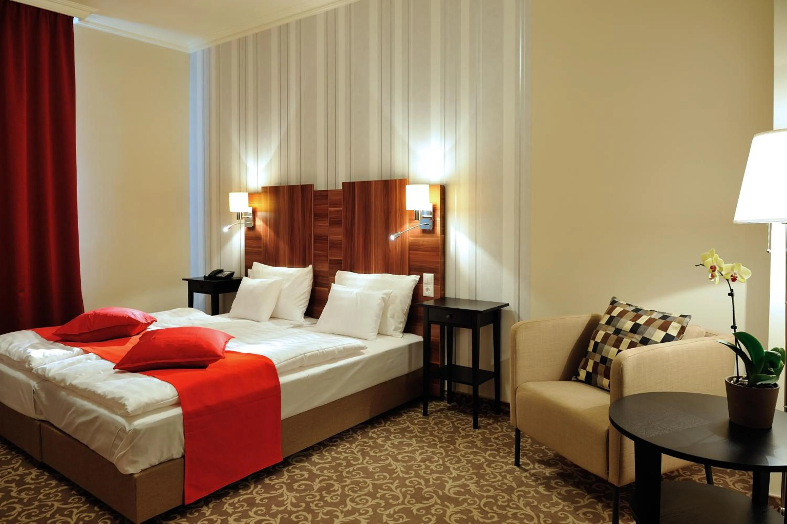 Bed in Corner Hotel & Kávéház