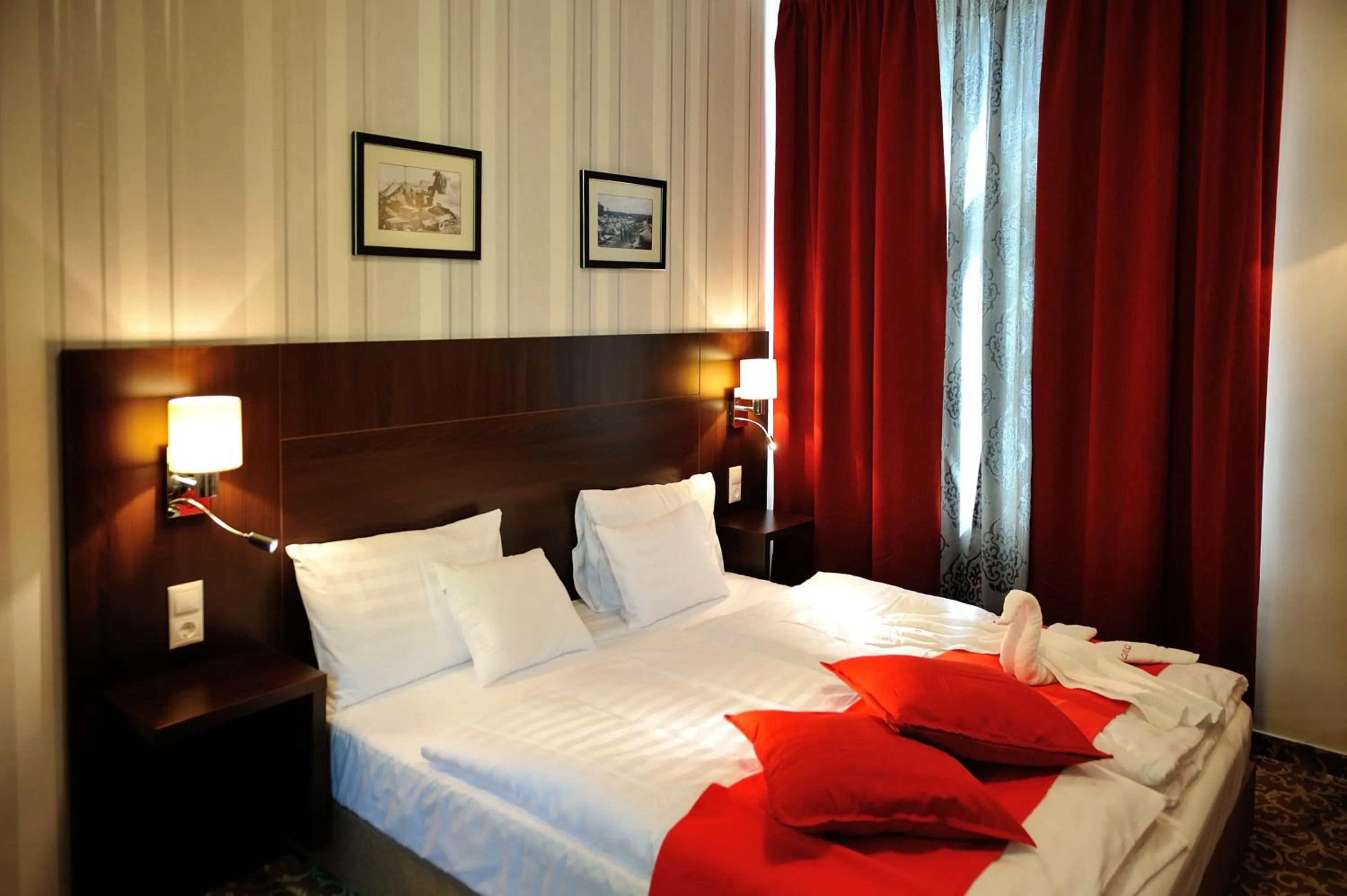 Bed in Corner Hotel & Kávéház