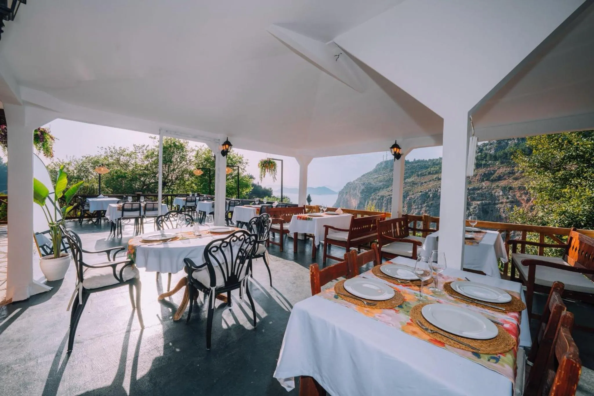 Restaurant/places to eat in La Dia Hotel Faralya