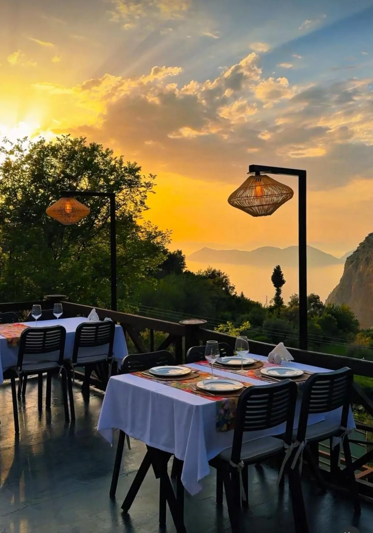 Restaurant/places to eat in La Dia Hotel Faralya