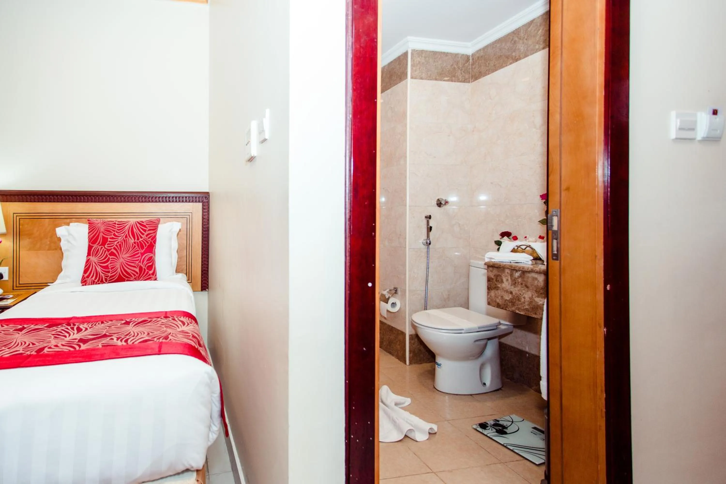 Bathroom, Bed in Sama Al Deafah Hotel
