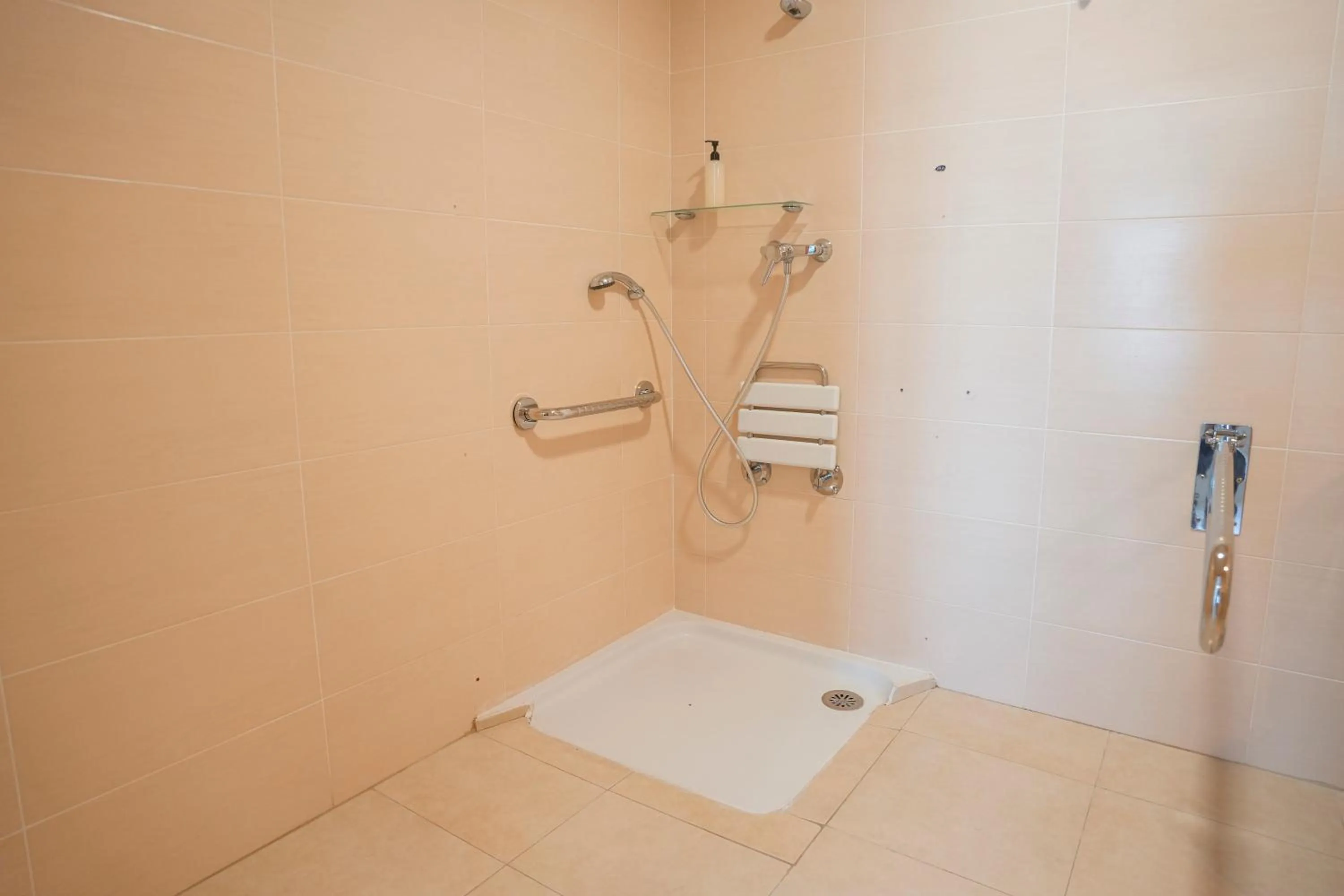 Shower in Hotel Caravaca Resort