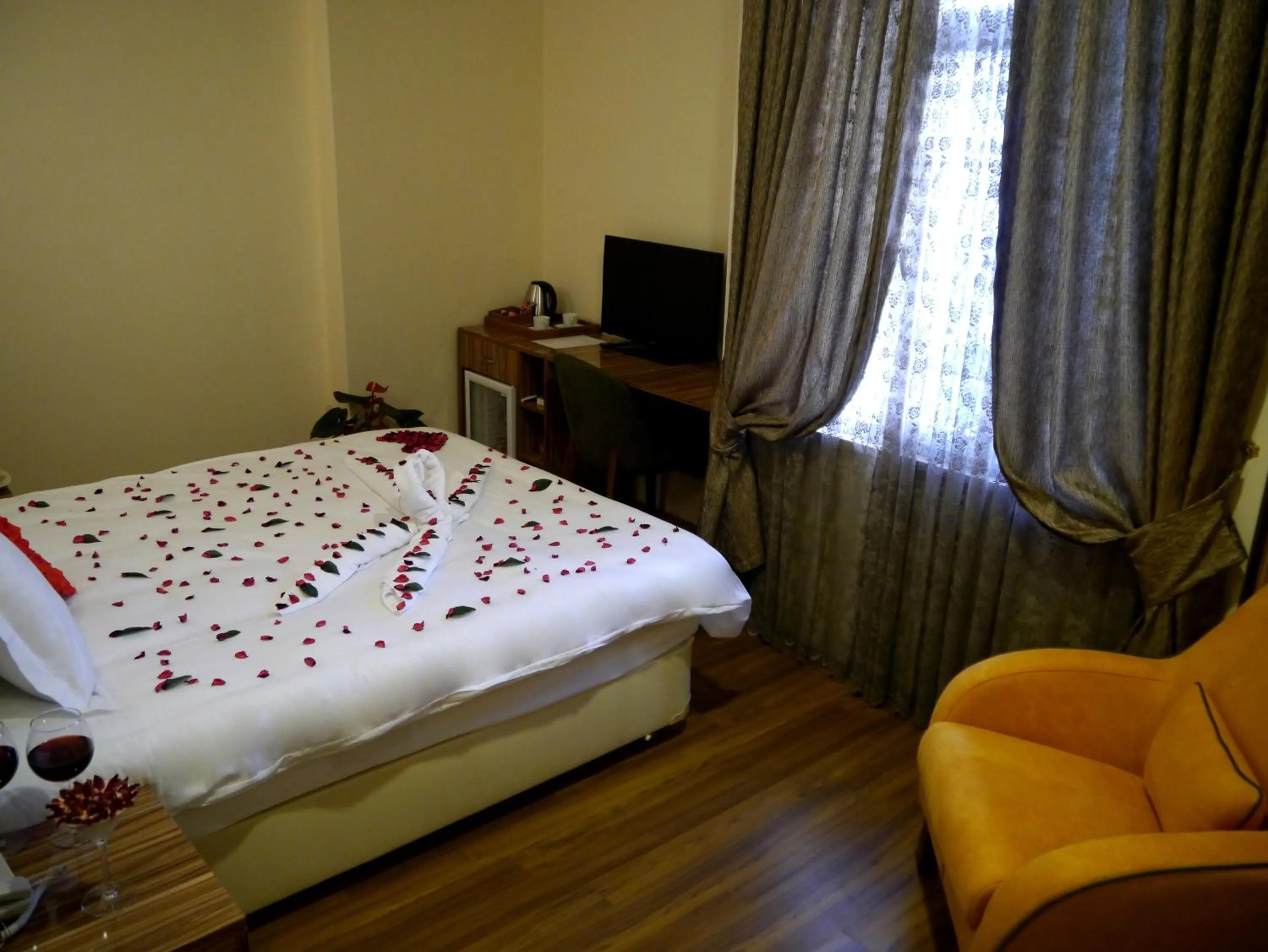 Photo of the whole room, Bed in Tehran Boutique Hotel