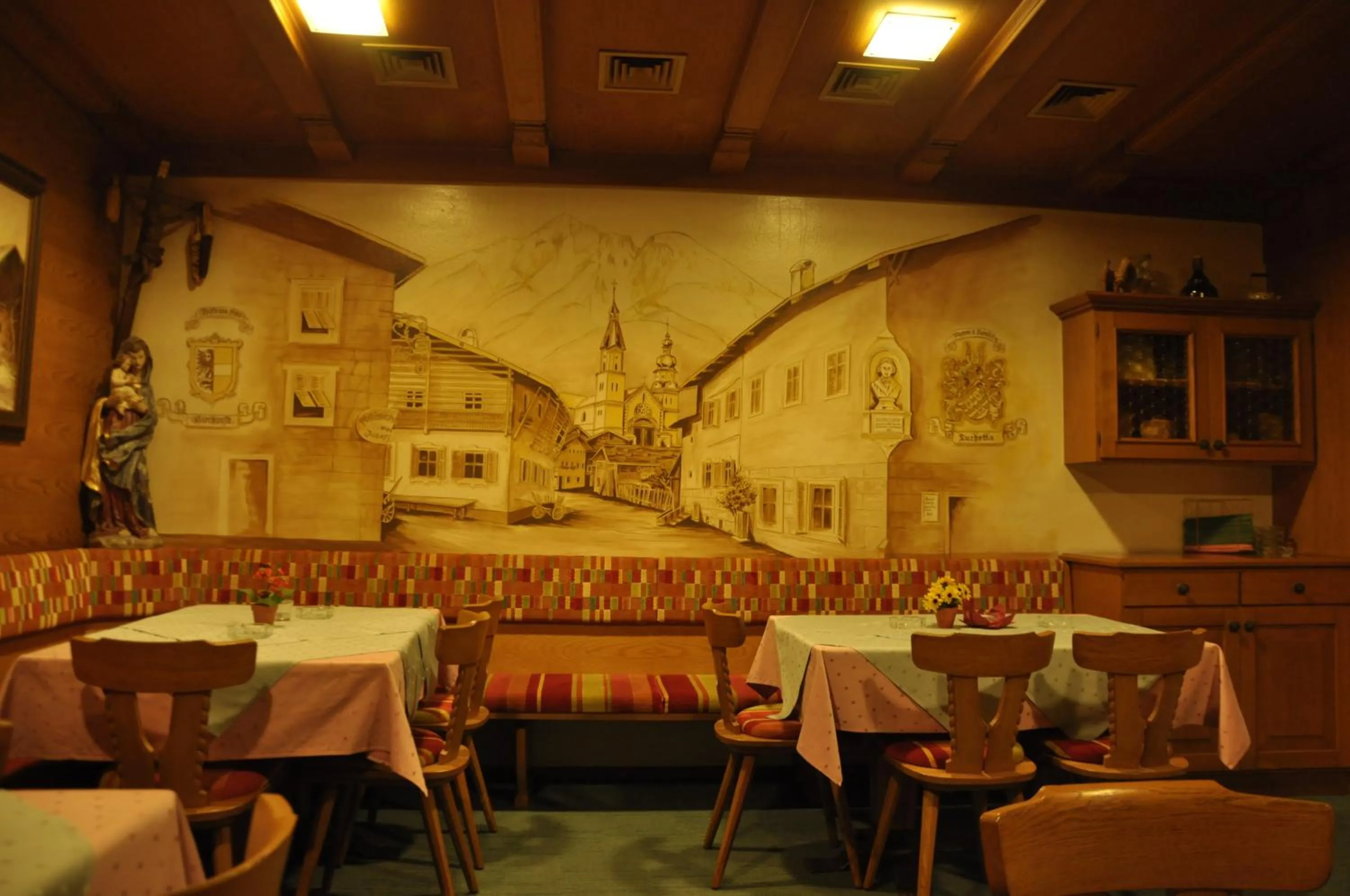 Restaurant/places to eat in Hotel Martina