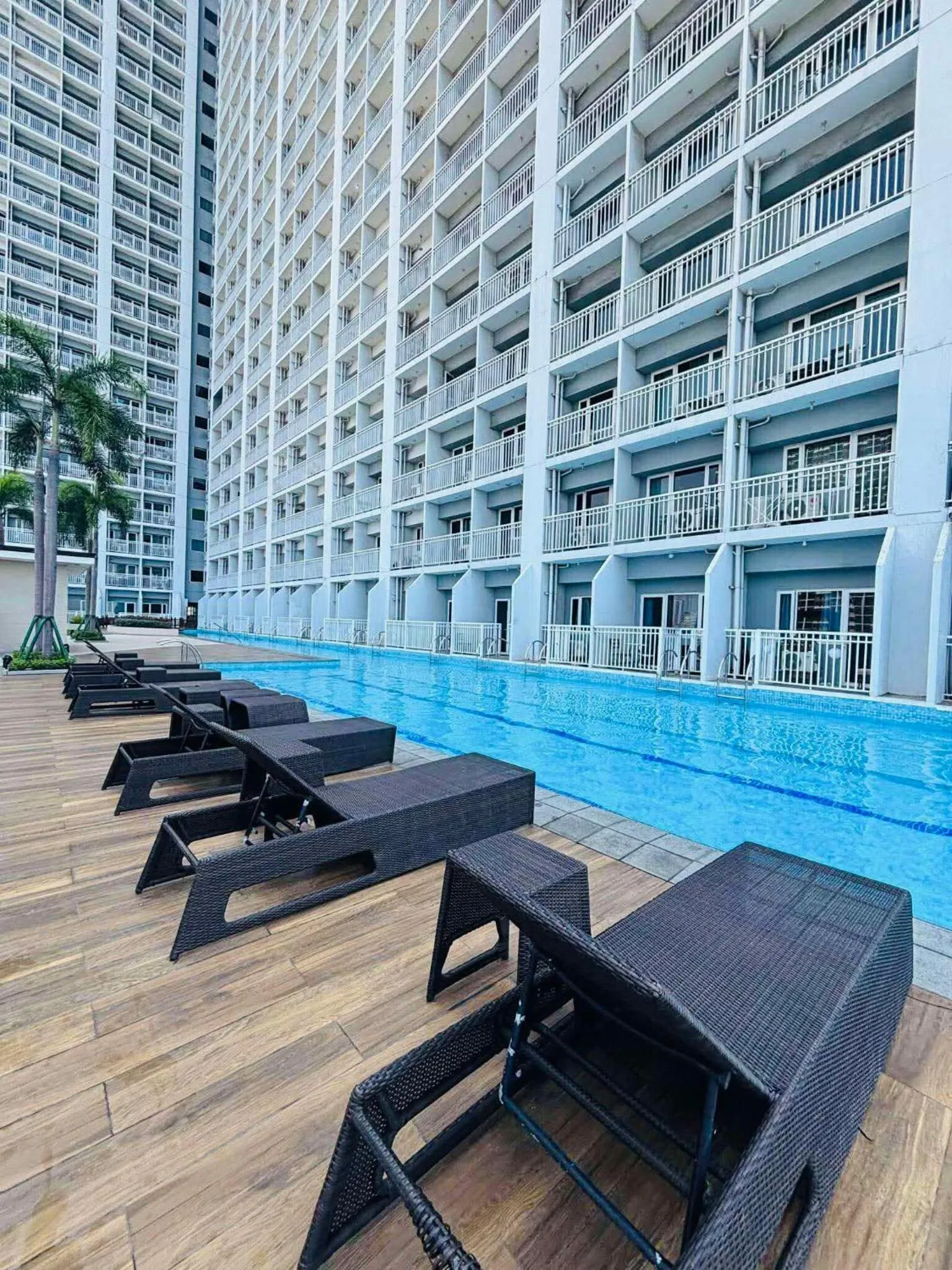 Swimming pool in Breeze Residences