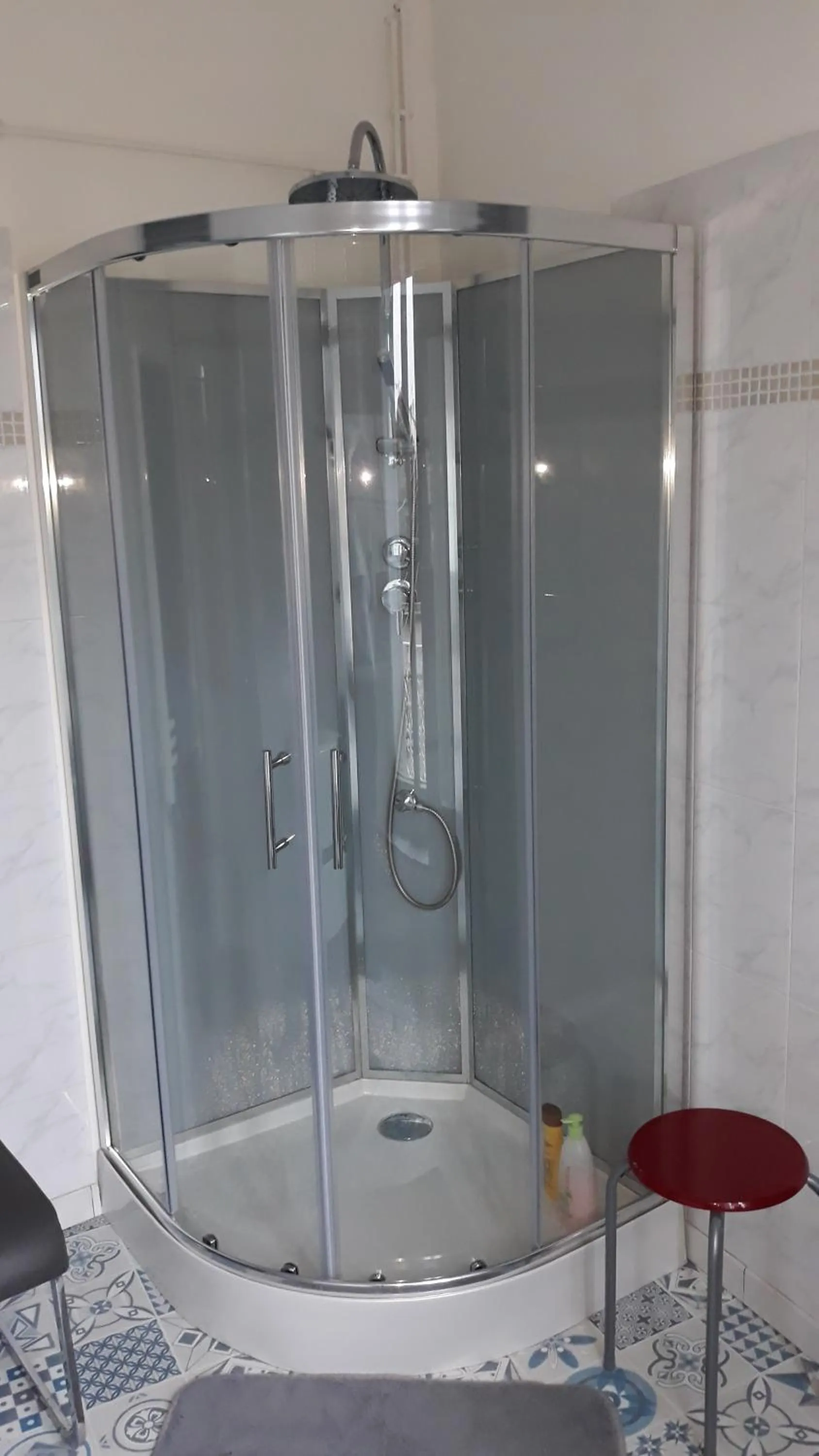 Shower in Aude Cité-City