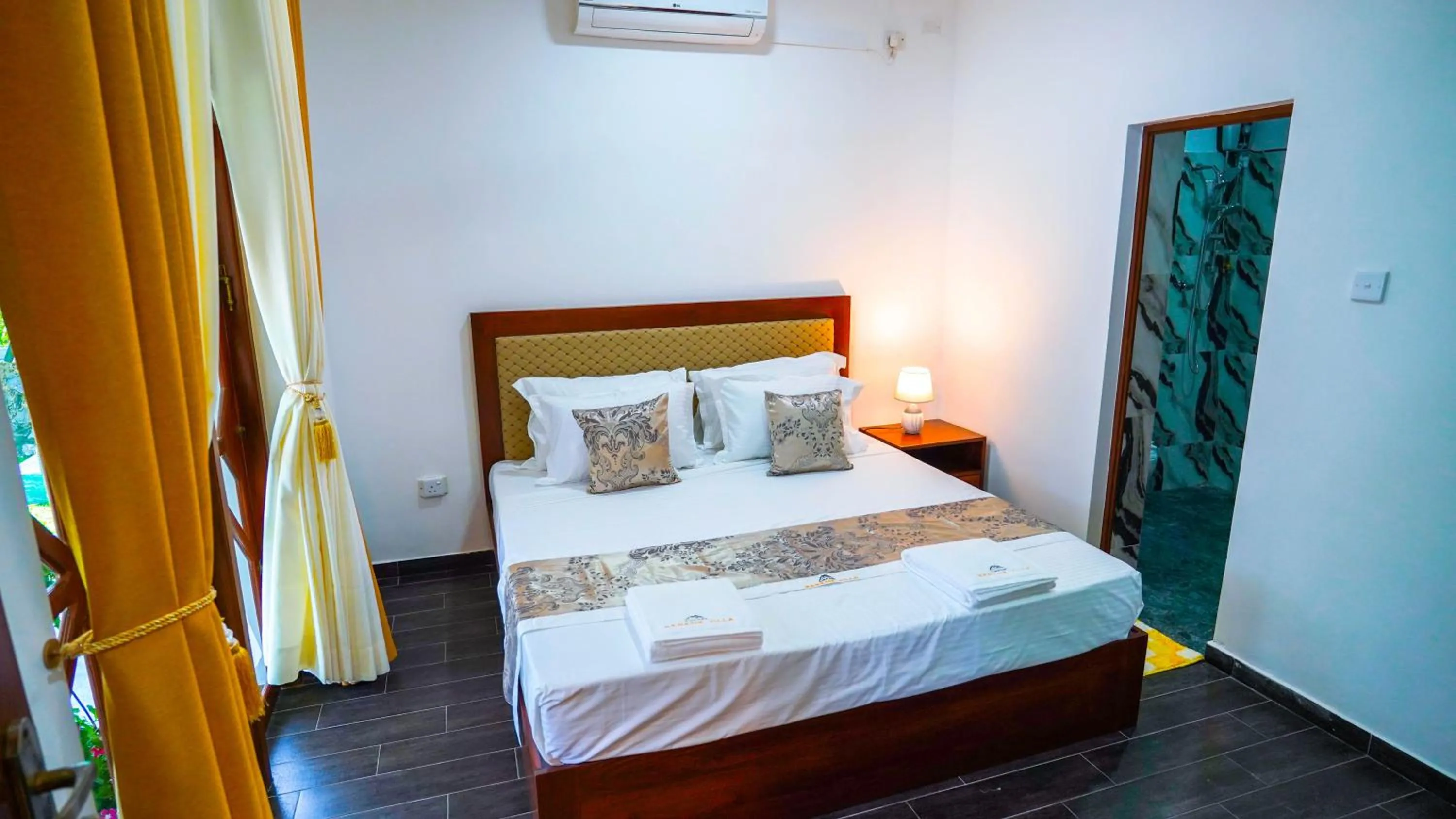 Photo of the whole room, Bed in Serene Villa Airport Transit