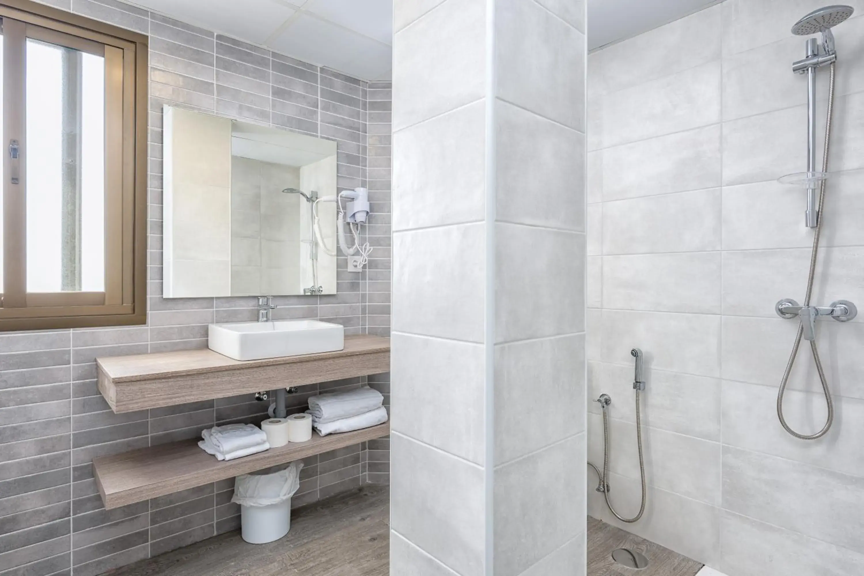 Shower, Bathroom in Veramar Aparthotel Shower, Bathroom in Veramar Aparthotel