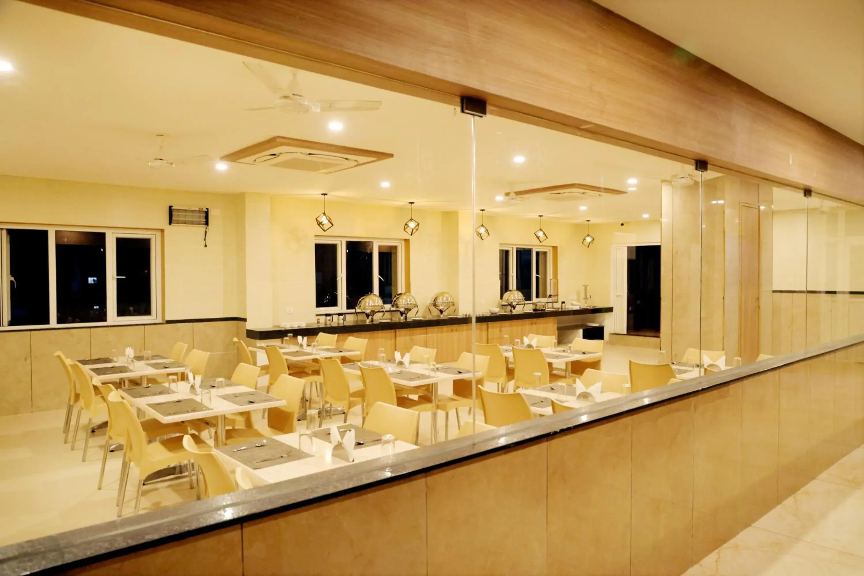 Restaurant/places to eat in Hotel Le Palace Restaurant/places to eat in Hotel Le Palace