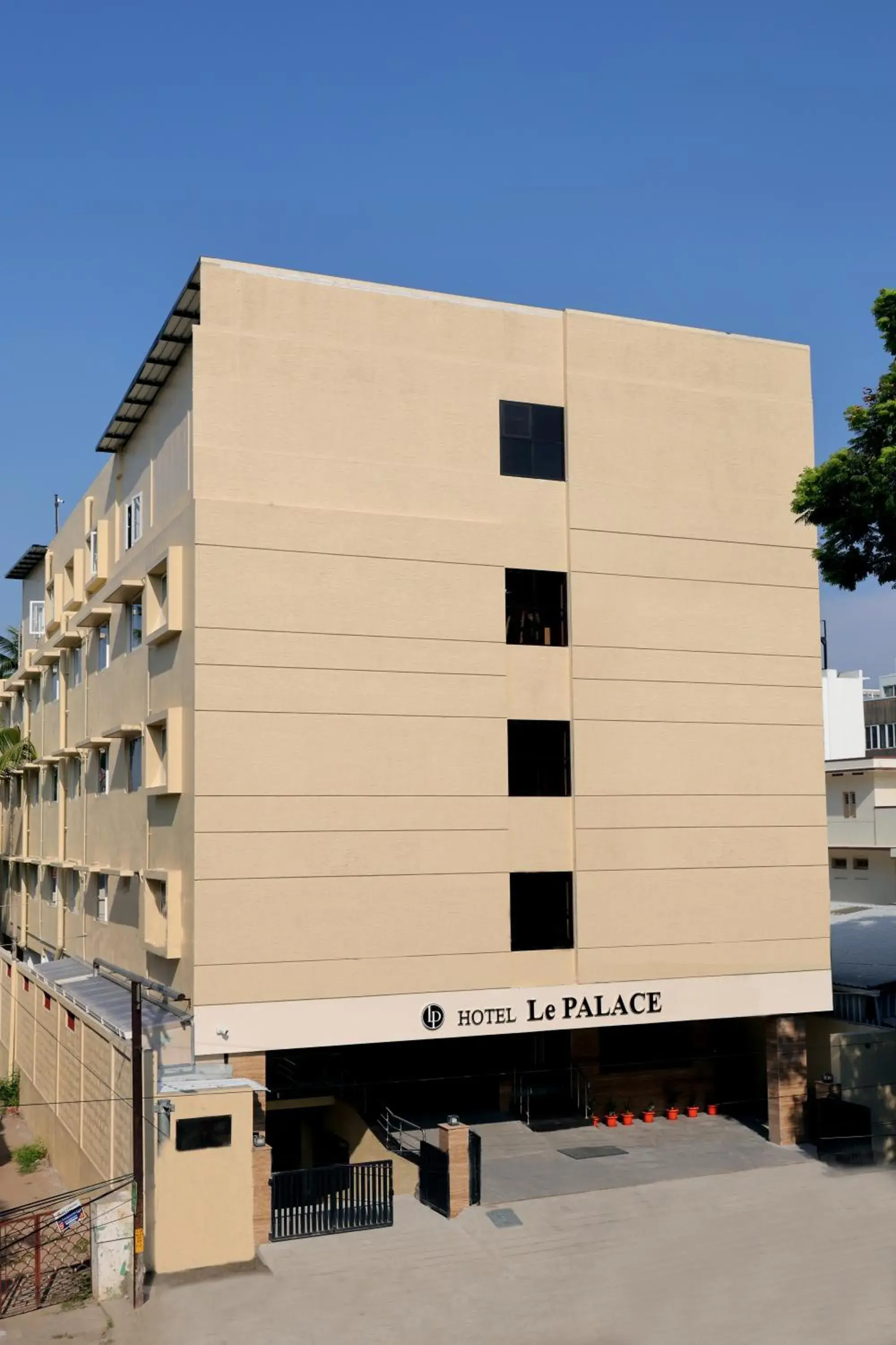 Property building in Hotel Le Palace Property building in Hotel Le Palace