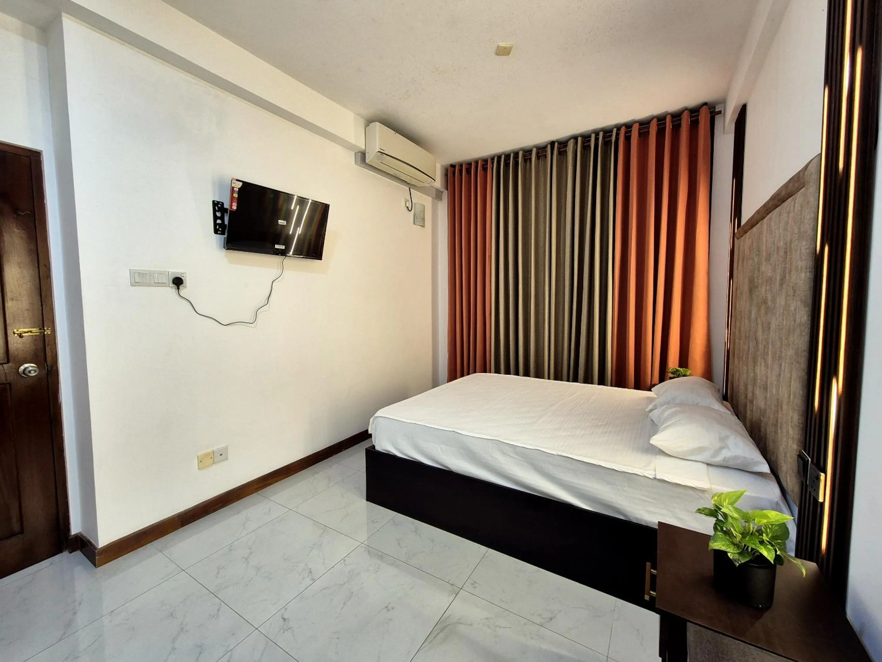 Bathroom, Bed in Shiloh Apartments