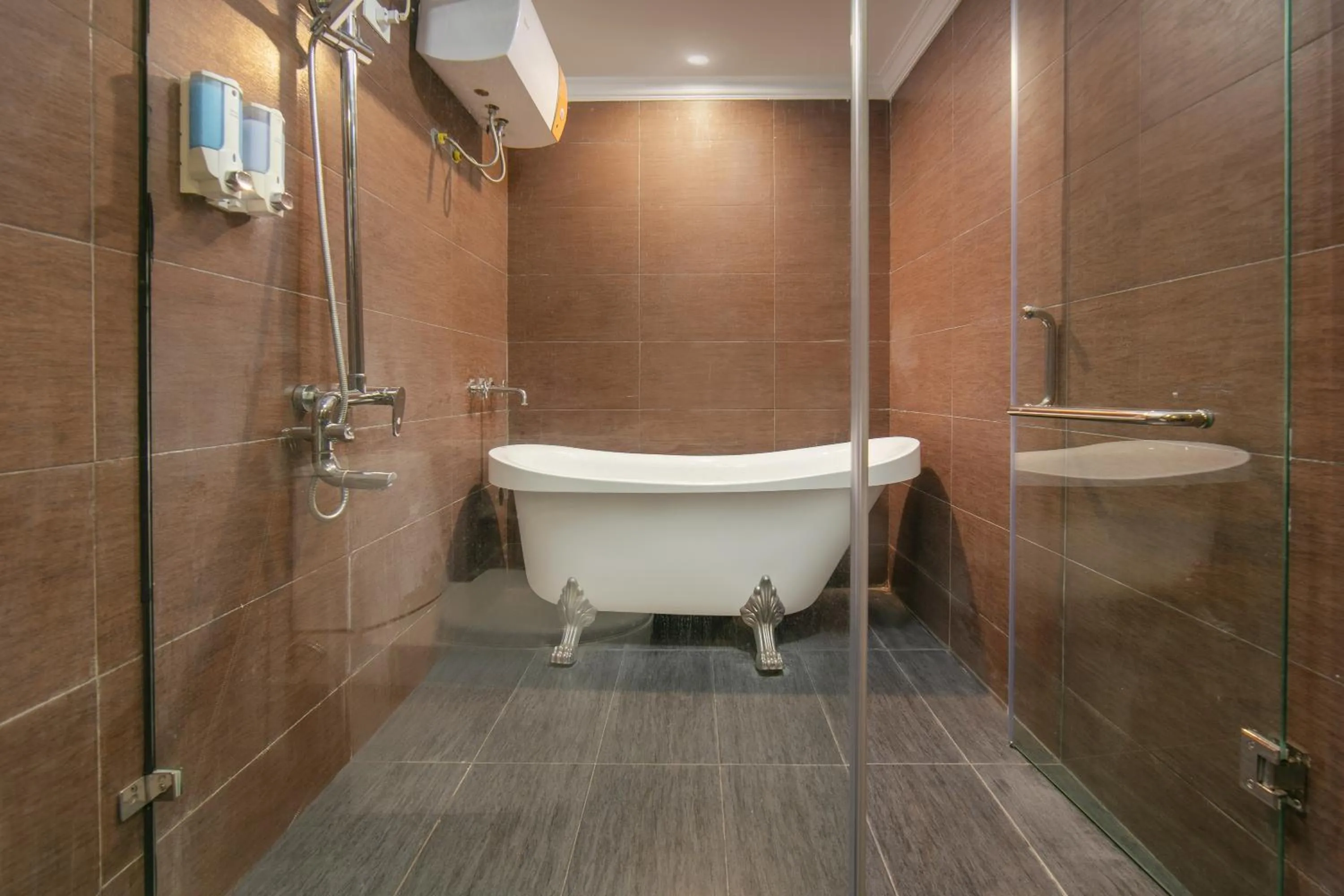 Deluxe Double Room with Bath in Quiet Sapa Hotel